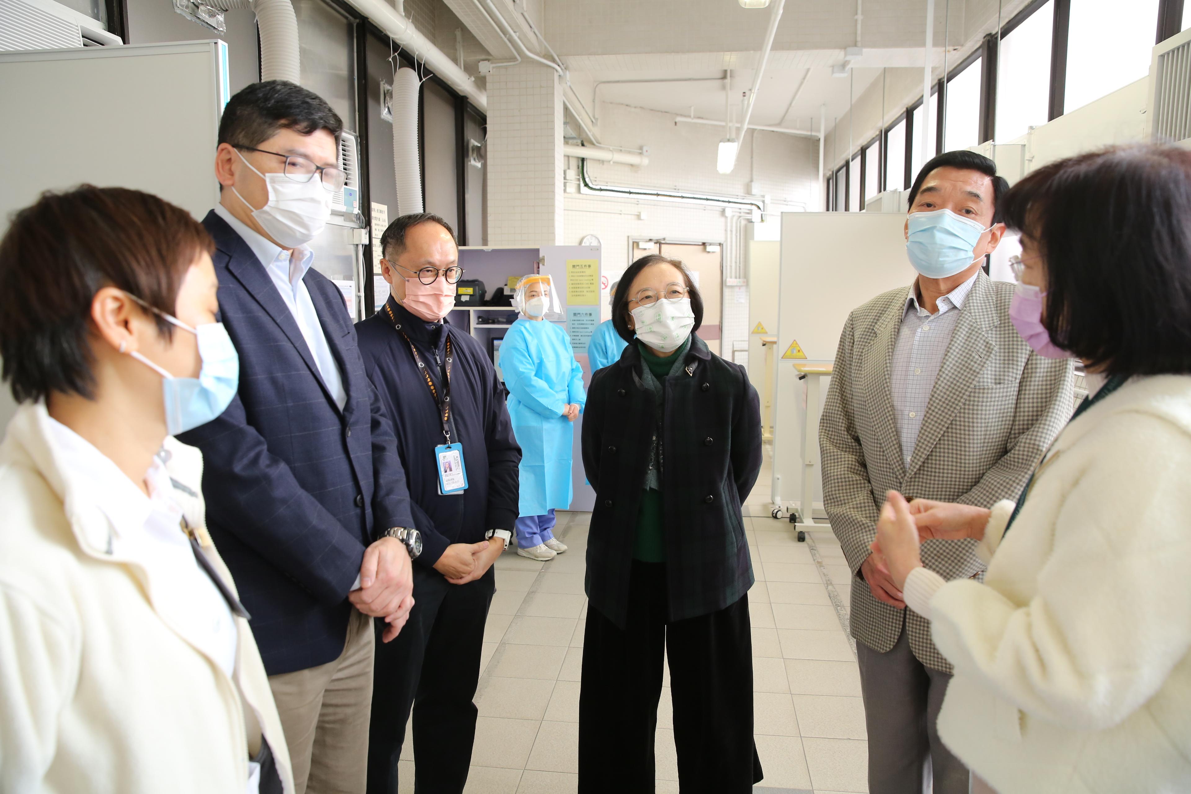 The Secretary for Food and Health, Professor Sophia Chan (third right), the Hospital Authority (HA) Chairman, Mr Henry Fan (second right) and the HA Chief Executive, Dr Tony Ko (second left), visit the HA Infectious Disease Centre located at Princess Margaret Hospital on anti-epidemic works for COVID-19.