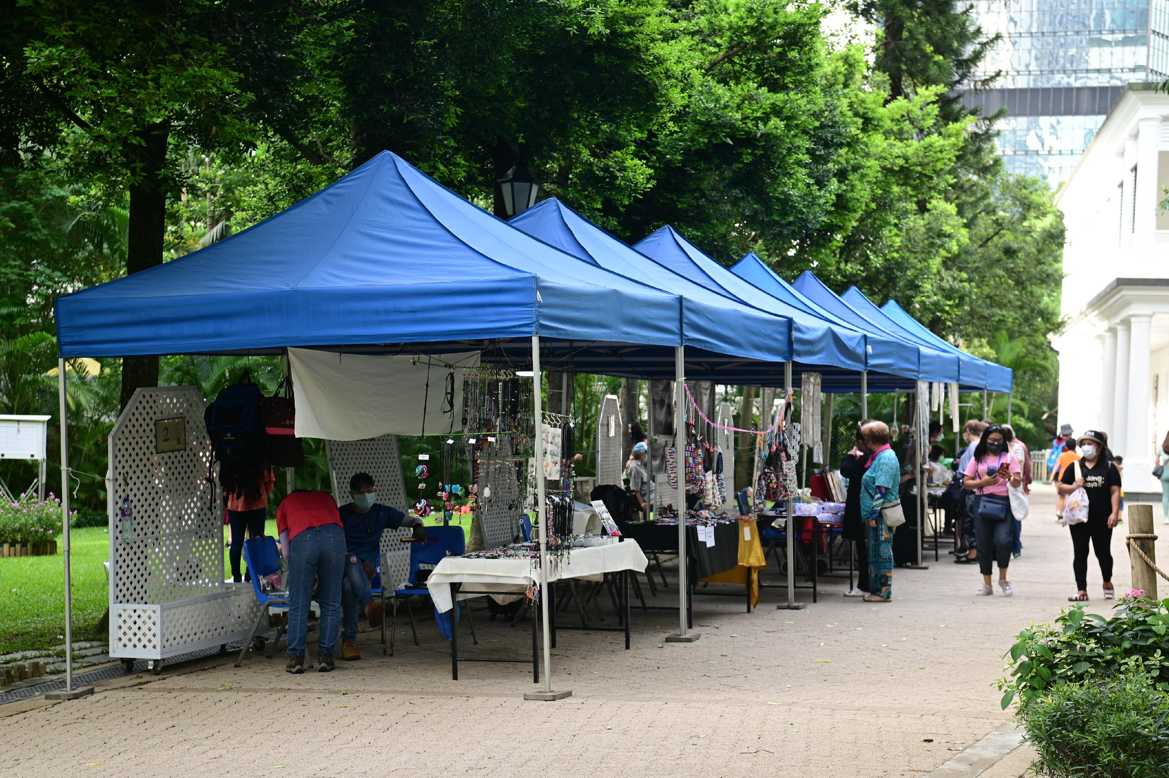 The Leisure and Cultural Services Department invites members of the public to visit the new phase of the Arts Corner at Hong Kong Park on Saturdays, Sundays and public holidays from January 1 to December 31 next year. The Arts Corner comprises 10 stalls displaying and selling various kinds of handicrafts and artistic works such as fabric crafts, floral artworks and ornaments, as well as providing cultural and arts services including painting, portrait sketching and calligraphy.
