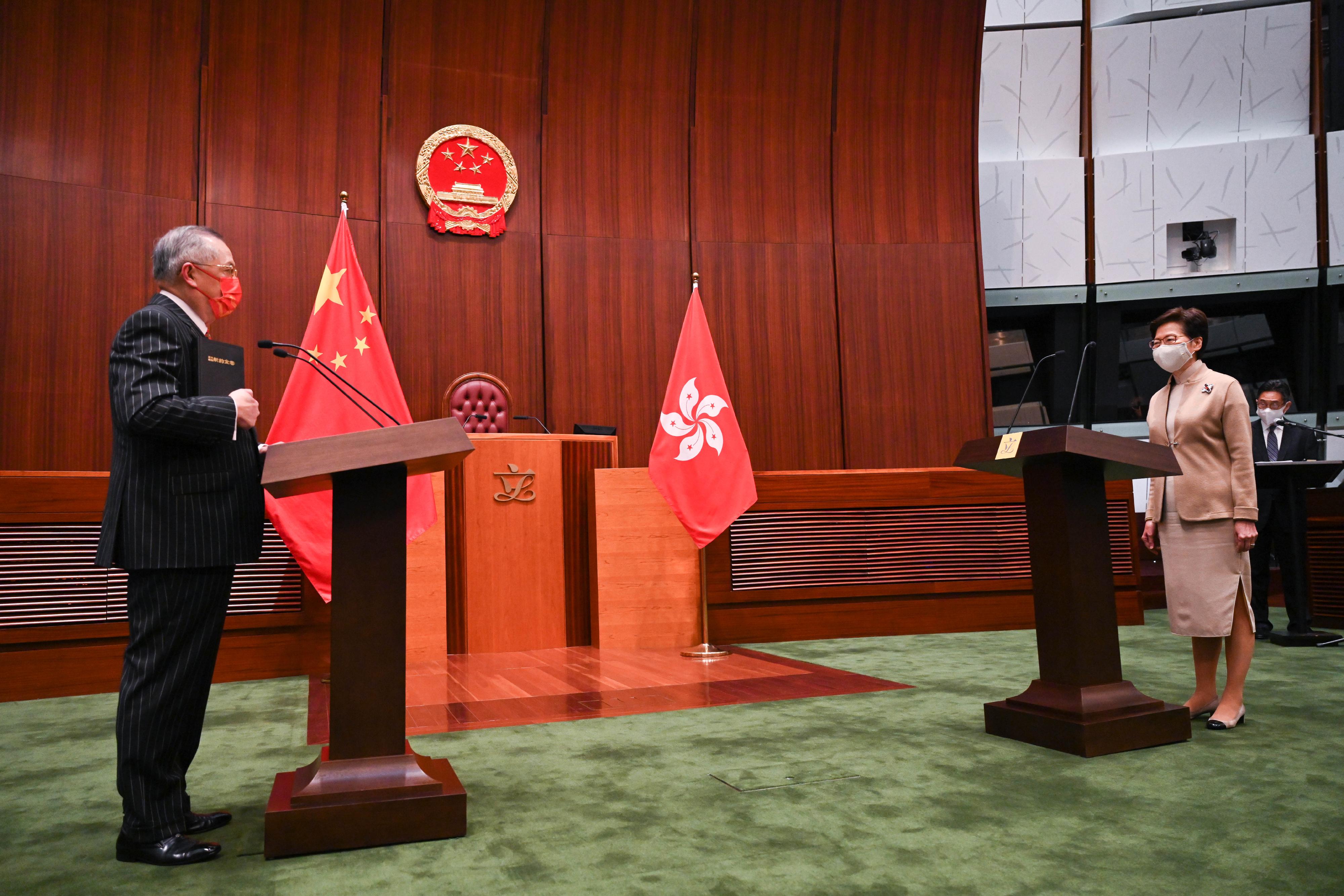 行政長官林鄭月娥（右）今日（一月三日）在立法會綜合大樓會議廳為第七屆立法會議員監誓。