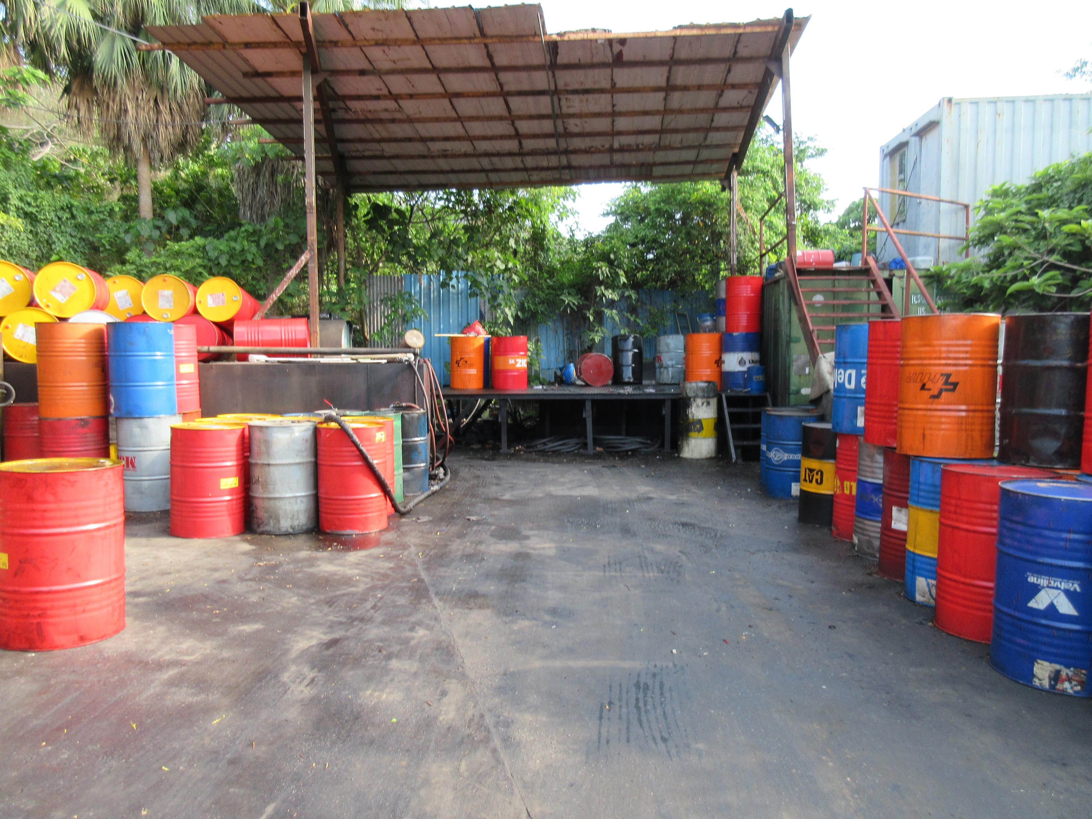An unlicensed collector and a person-in-charge of an open-air storage site were convicted and fined a total of $13,500 at Fanling Magistrates' Courts today (January 4) for contravening the Waste Disposal Ordinance and the Waste Disposal (Chemical Waste) (General) Regulation respectively by illegally collecting and handling spent lubricating oil. Picture shows part of the spent lubricating oil seized in the case.
