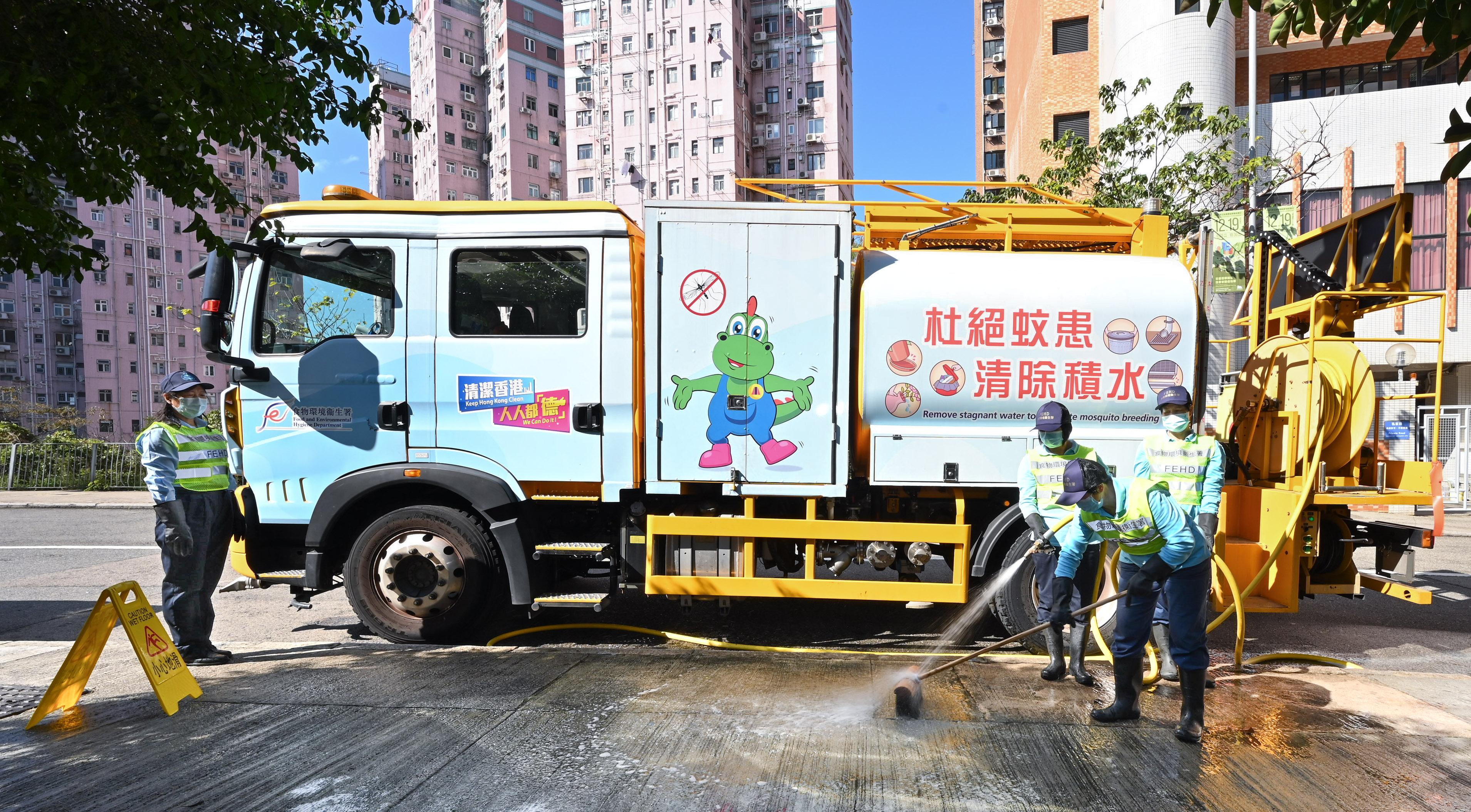 The Food and Environmental Hygiene Department commenced a three-week territory-wide year-end clean-up campaign today (January 8). Cleaning workers are stepping up street cleaning in all districts.
