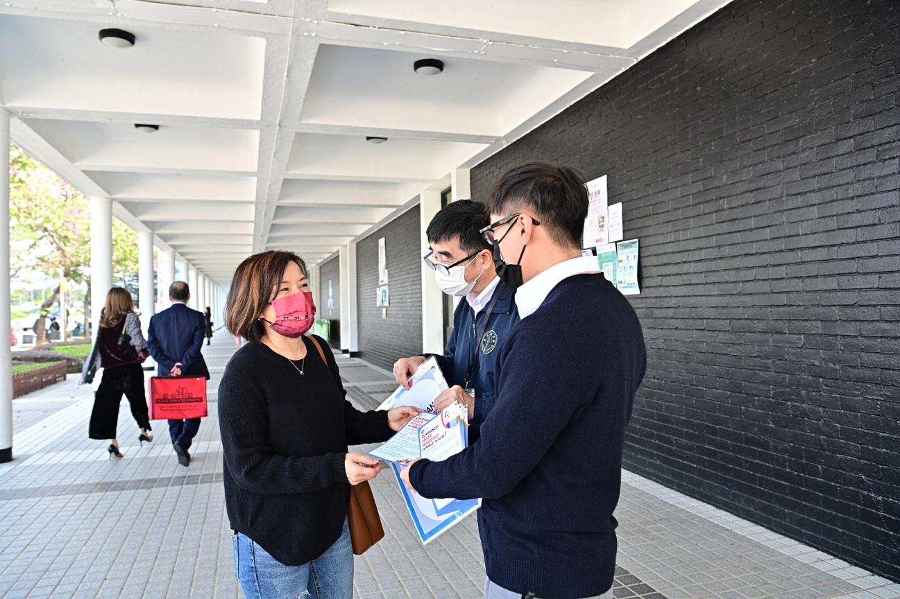 The Leisure and Cultural Services Department (LCSD) stepped up patrols at venues under its management today (January 8) , ensuring venue users abide by the anti-epidemic regulations. Photo shows LCSD officers calling on the venue users to abide by the legal requirements and giving them promotional leaflets about the regulations at Hong Kong City Hall.