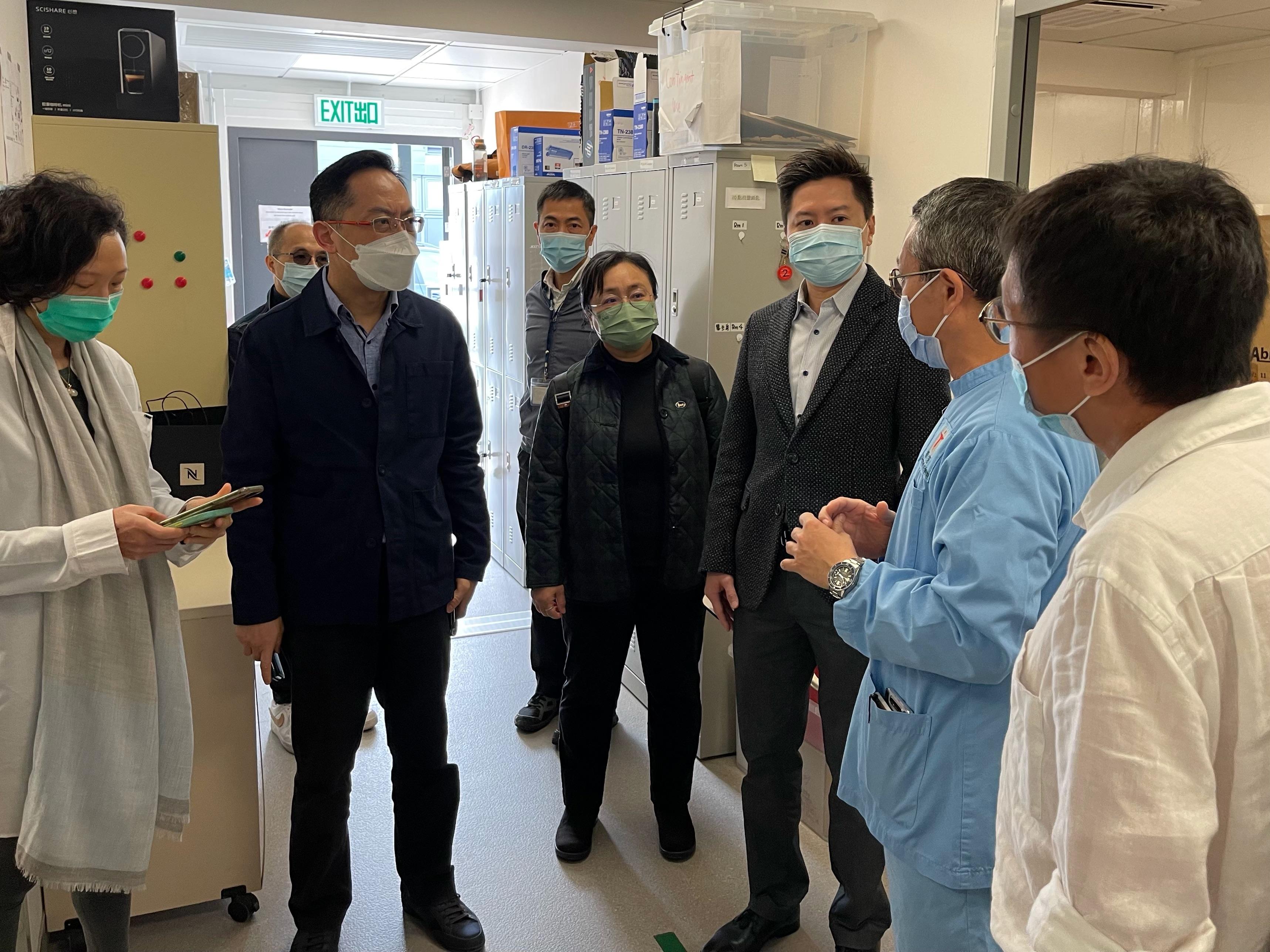 The Director of Health, Dr Ronald Lam, accompanied by the Controller of the Centre for Health Protection of the Department of Health (DH), Dr Edwin Tsui, and the Principal Nursing Officer, Dr Mary Foong, today (January 9) inspected DH work units responsible for contact tracing and quarantine matters. Photo shows Dr Lam (third left), accompanied by Dr Tsui (third right), Dr Mary Foong (fourth right); and the Consultant (Family Medicine) in charge of DH, Dr Cecilia Fan (first left), chatting with staff members of the Penny's Bay Quarantine Centre to better understand their work.