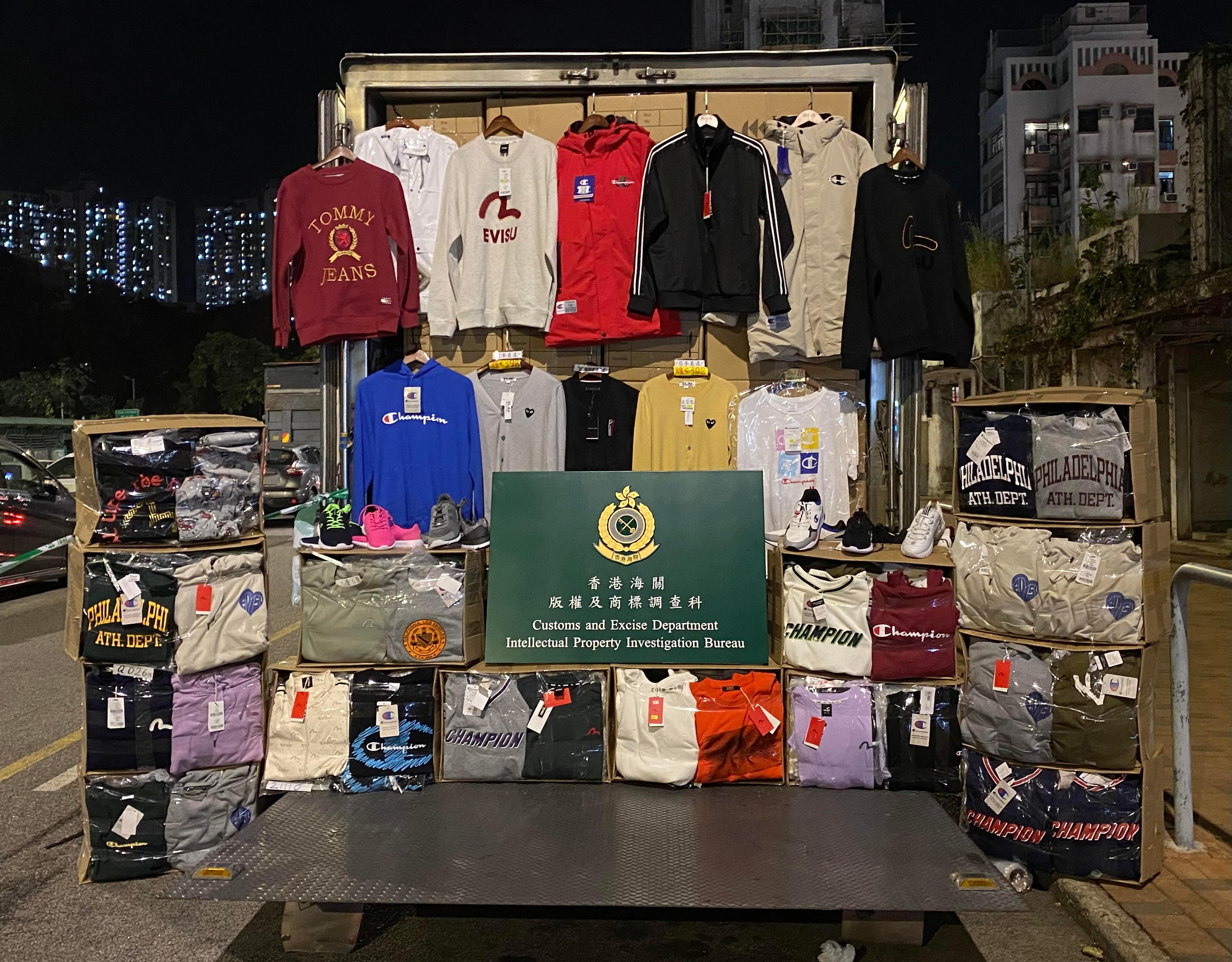 香港海关昨日（一月十一日）采取特别行动，打击售卖冒牌物品活动，检获约一千九百件怀疑冒牌物品，估计市值约七十八万元。图示部分检获的怀疑冒牌物品。