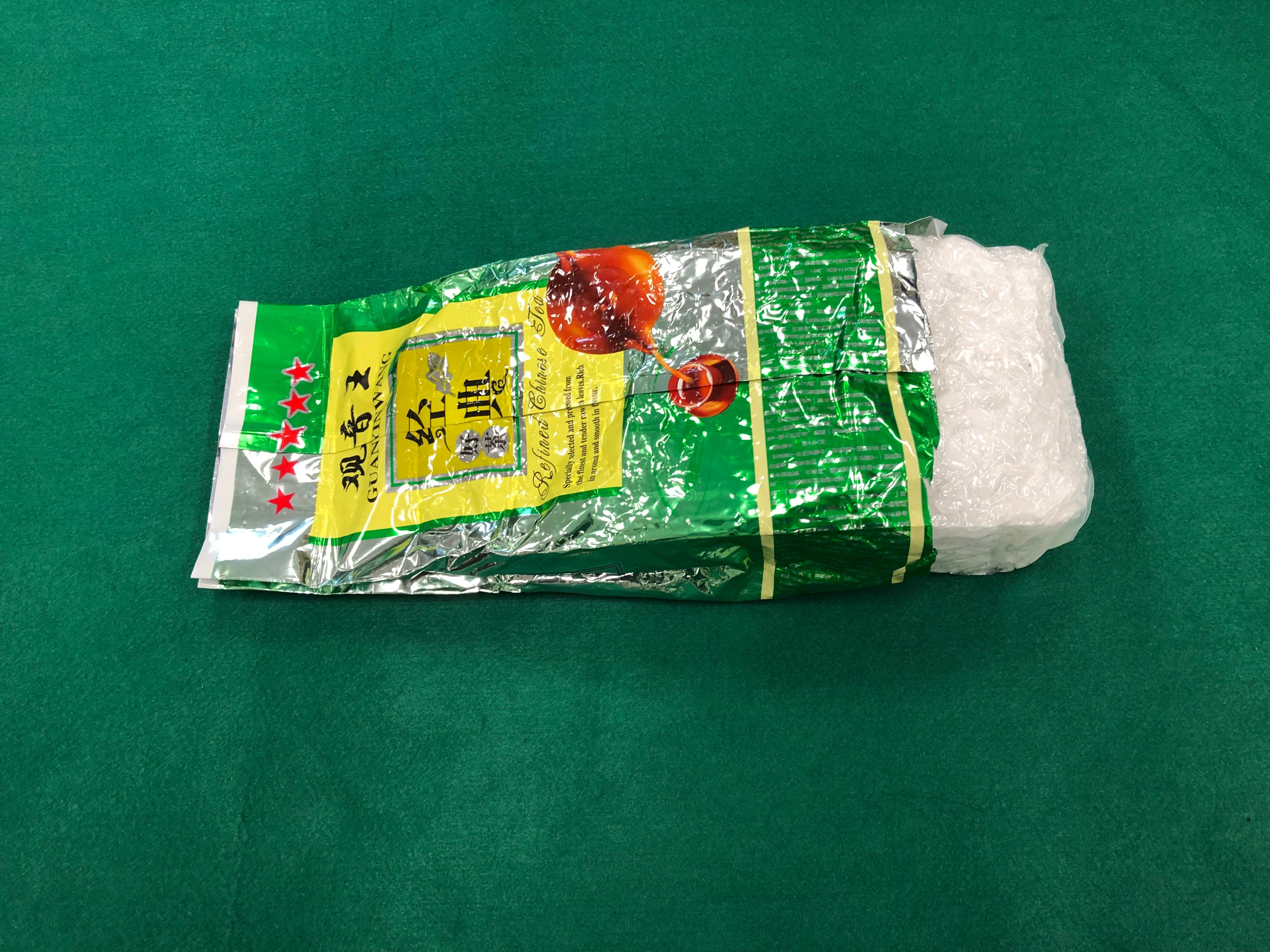 香港海关昨日（一月十三日）在长沙湾检获约六点五公斤怀疑海洛英及约十一公斤怀疑冰毒，估计市值共约一千六百万元。图示收藏于茶叶包装袋的怀疑冰毒。