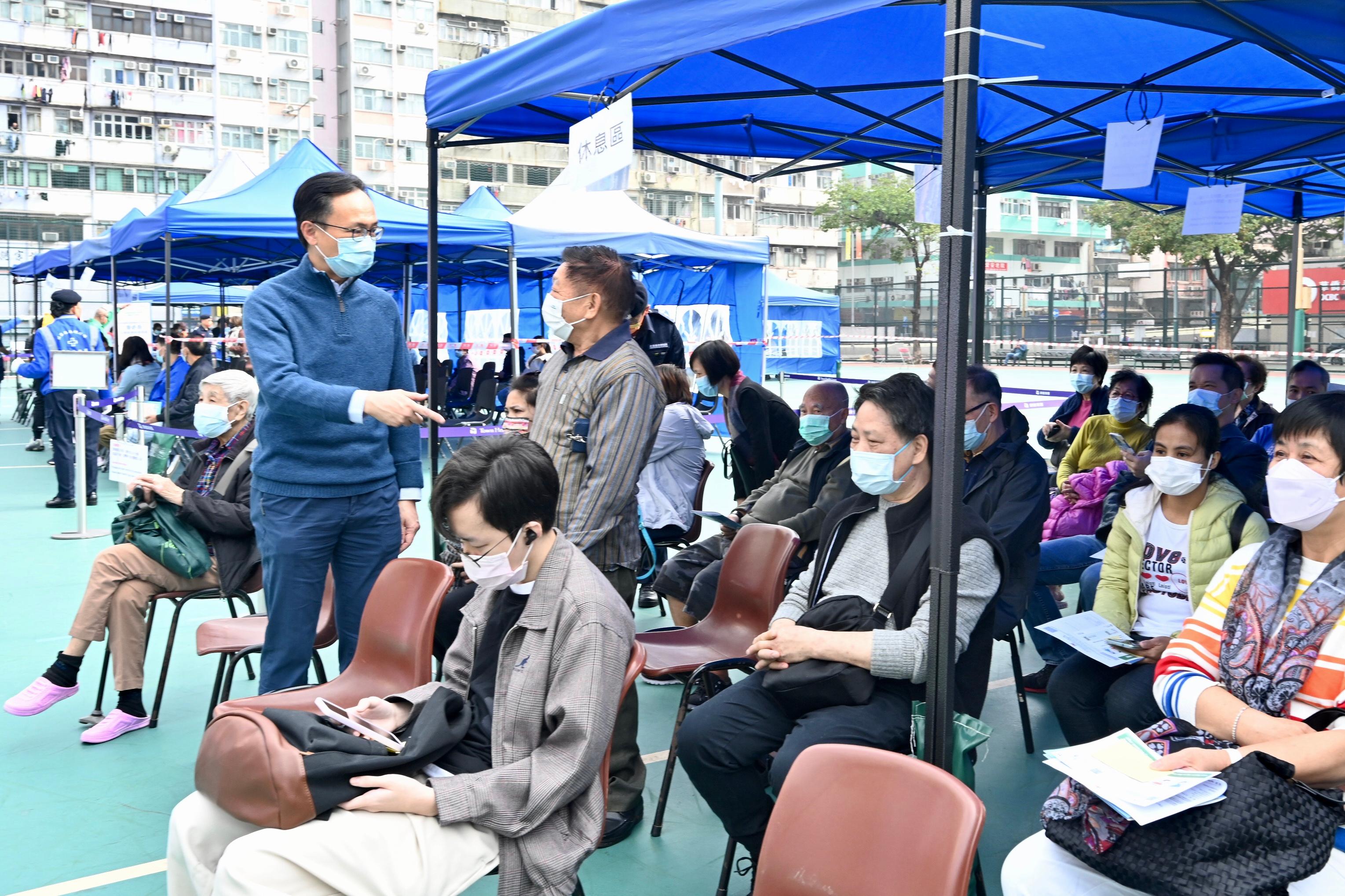 The Secretary for the Civil Service, Mr Patrick Nip, inspected the operation of a COVID-19 Mobile Vaccination Station (MVS) at Maple Street Playground in Sham Shui Po today (January 15) to learn more about the public's views on the MVS. Photo shows Mr Nip (second left) chatting with a member of the public after he received the COVID-19 vaccine.