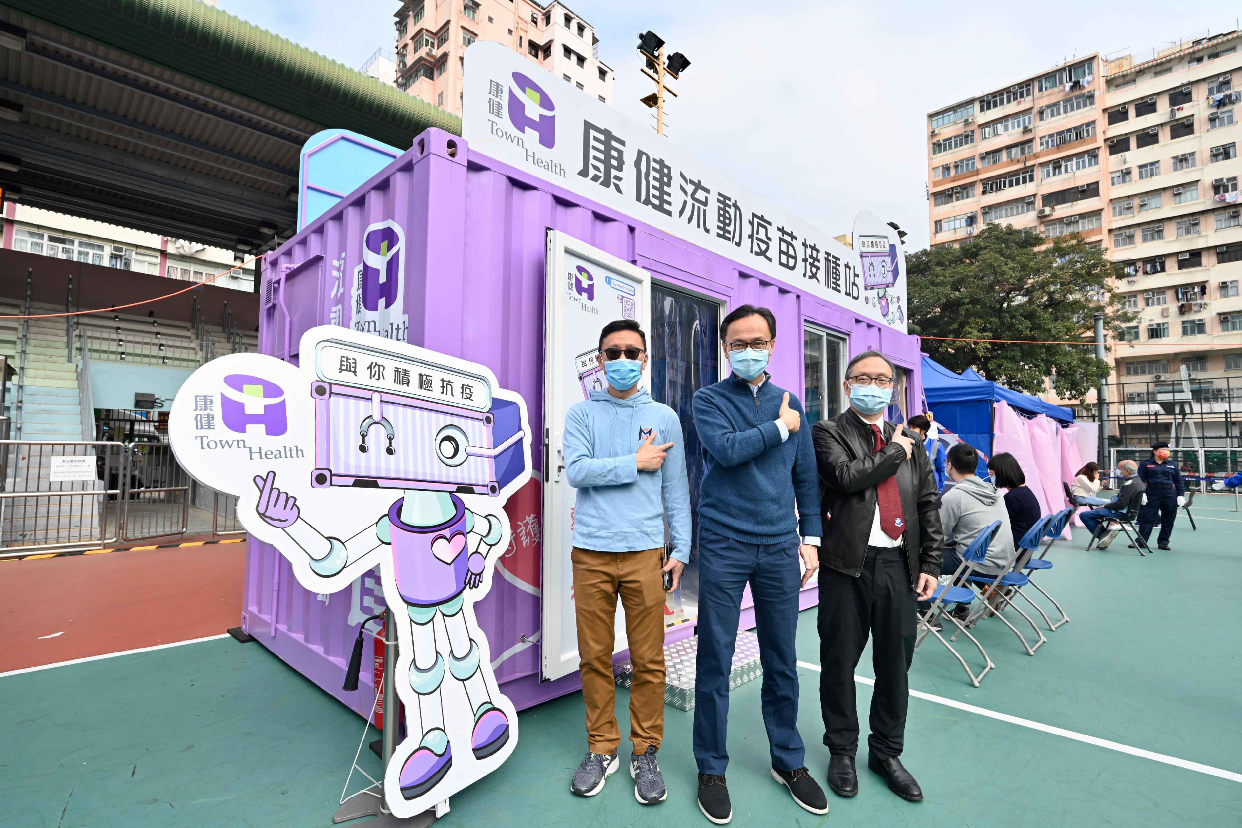 The Secretary for the Civil Service, Mr Patrick Nip, today (January 15) inspected the operation of a COVID-19 Mobile Vaccination Station (MVS) at Maple Street Playground in Sham Shui Po. Picture shows Mr Nip (centre) with the District Officer (Sham Shui Po), Mr Paul Wong (left) and the operator of the MVS.

