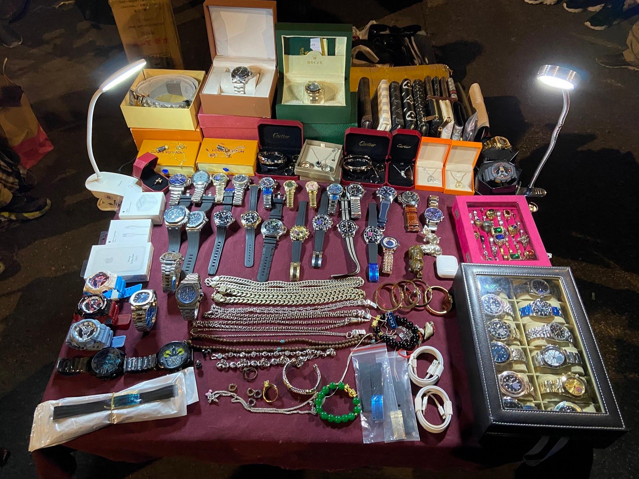 With regard to Internet rumours that Customs officers were trying to incriminate an ethnic minority young man by fabricated evidence yesterday (January 14), a spokesman for Hong Kong Customs today (January 15) solemnly clarified that the rumours are unfounded. Photos shows some of the suspected counterfeit goods, including wallets and watches, seized by Customs officers in the relevant case.