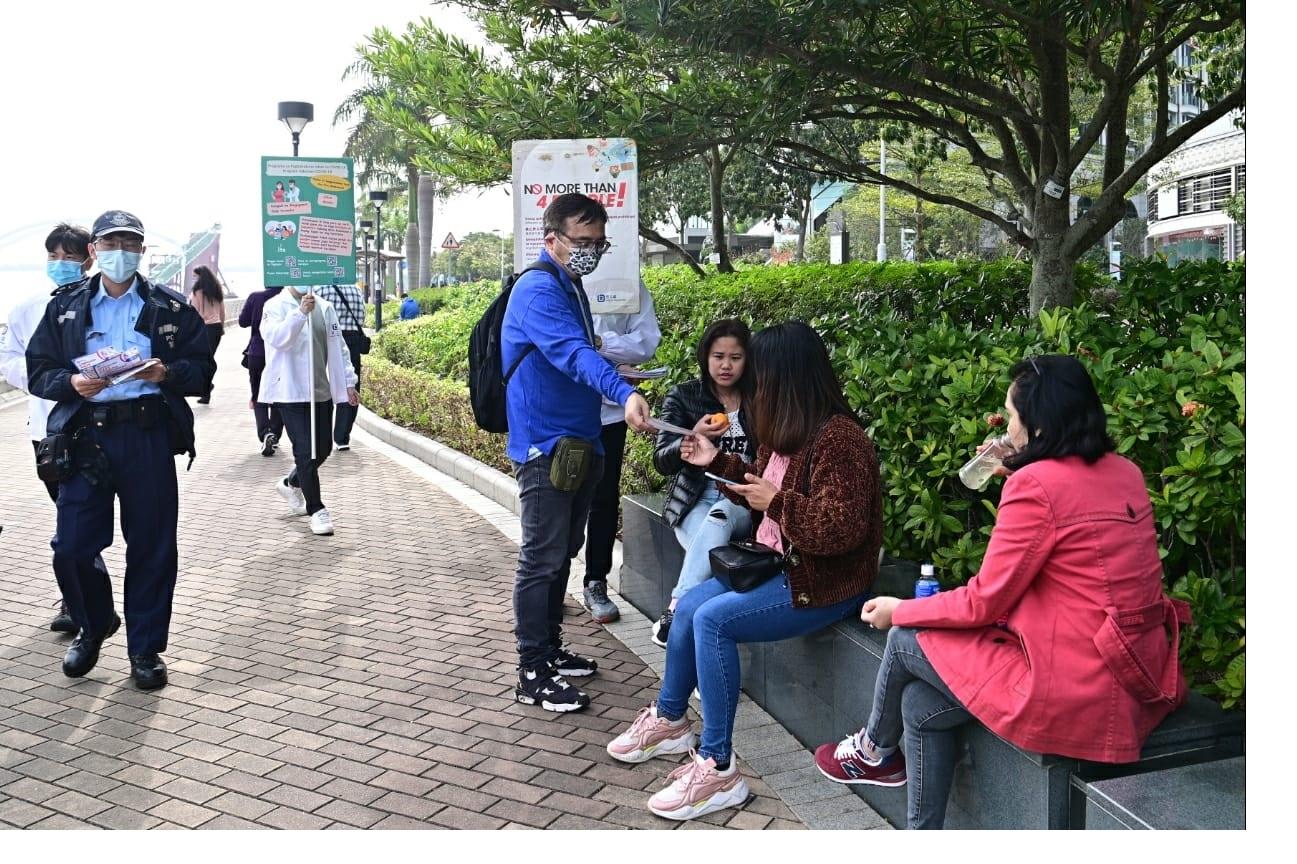The Leisure and Cultural Services Department (LCSD) stepped up patrols at venues under its management yesterday and today (January 15 and 16), ensuring venue users abide by the anti-epidemic regulations. Photo shows LCSD officers calling on the venue users to abide by the legal requirements and giving them promotional leaflets about the regulations at the Tseung Kwan O Waterfront Park today.