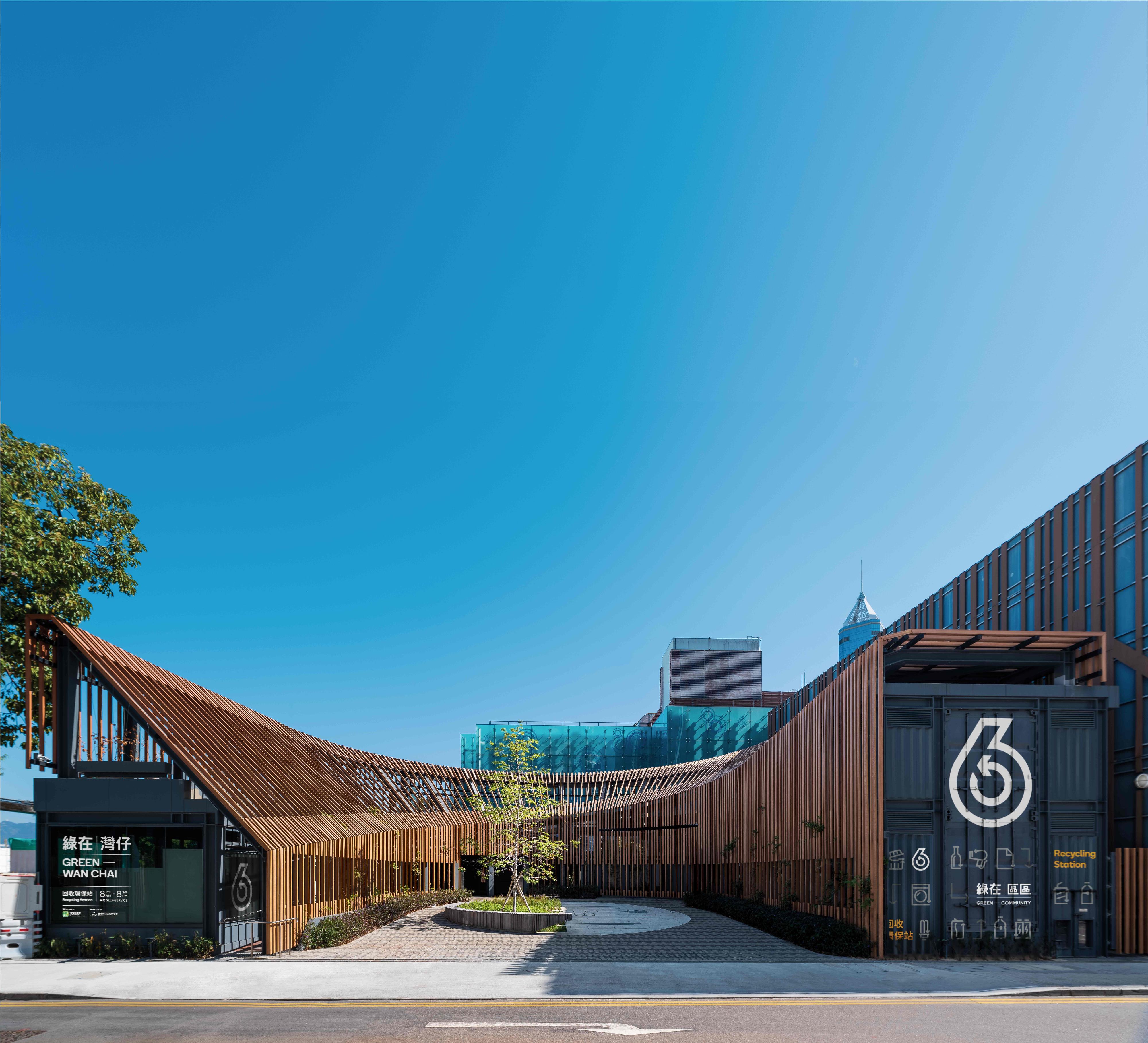 「綠在灣仔」的建築設計連獲殊榮，除了在「2021建築署週年大獎」中獲得優異獎外，近月亦奪得日本「Good Design Award 2021」（優良設計獎2021），設計融合四周環境，推廣綠色文化。
