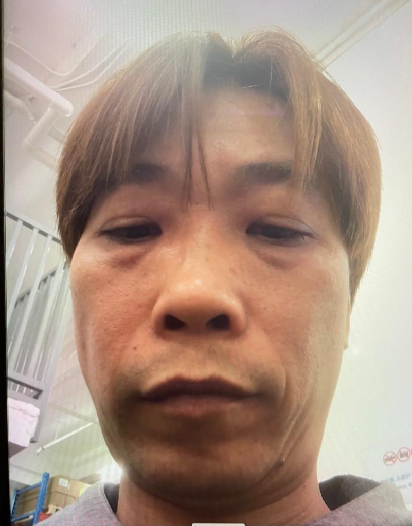 Lam Chi-hung, aged 47, is about 1.75 metres tall, 70 kilograms in weight and of medium build. He has a long face with yellow complexion and short golden hair. He was last seen wearing a black jacket, black trousers, black and white sports shoes and carrying a black backpack.