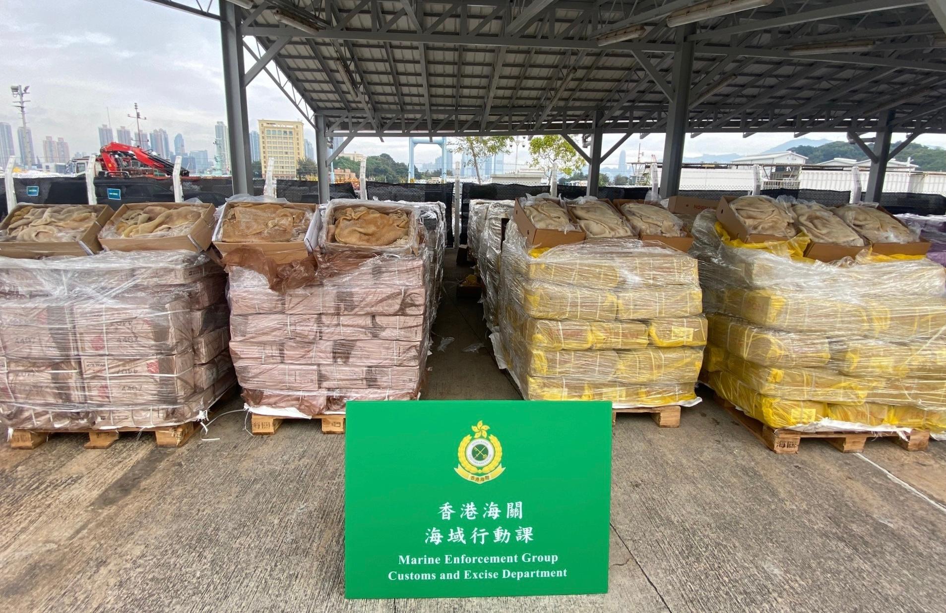 Hong Kong Customs detects suspected frozen meat smuggling case involving cargo vessel (with photos)