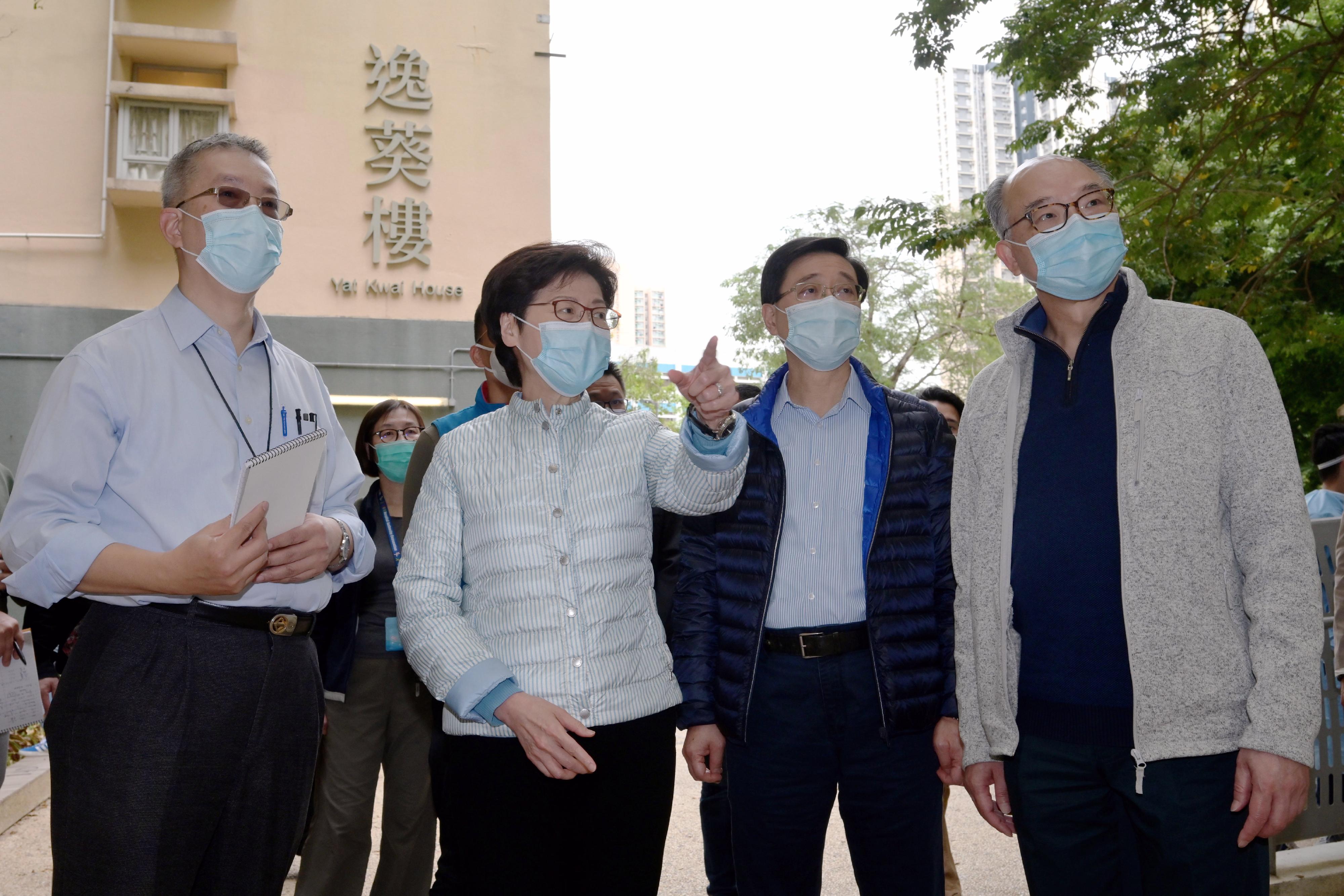 The Chief Executive, Mrs Carrie Lam (second left), today (January 23) inspects operations at Kwai Chung Estate in relation to the "restriction-testing declarations" and compulsory testing notices in response to COVID-19. Looking on are the Chief Secretary for Administration, Mr John Lee (second right), and the Secretary for Transport and Housing, Mr Frank Chan Fan (first right).