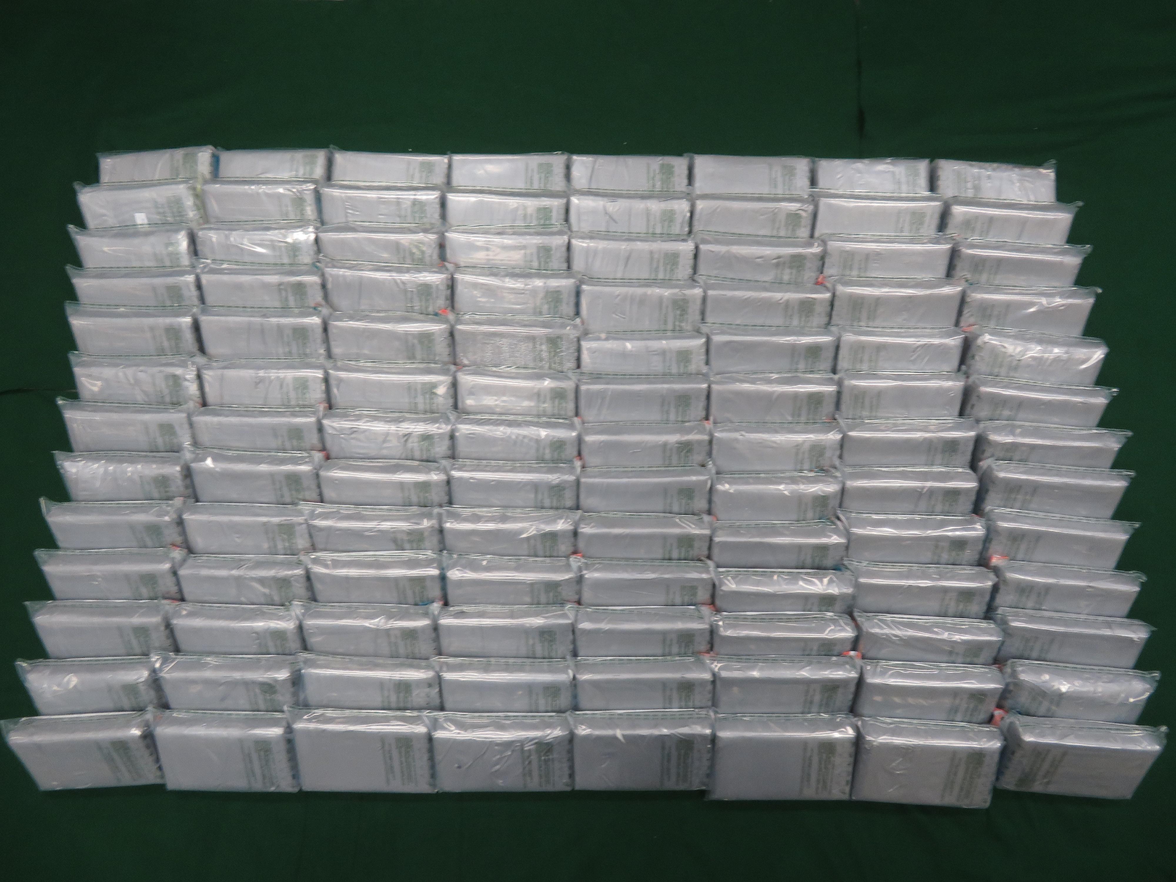 香港海關一月十日在葵涌海關大樓驗貨場檢獲約一百三十五公斤懷疑可卡因，估計市值約一億四千萬元。圖示檢獲的懷疑可卡因。
