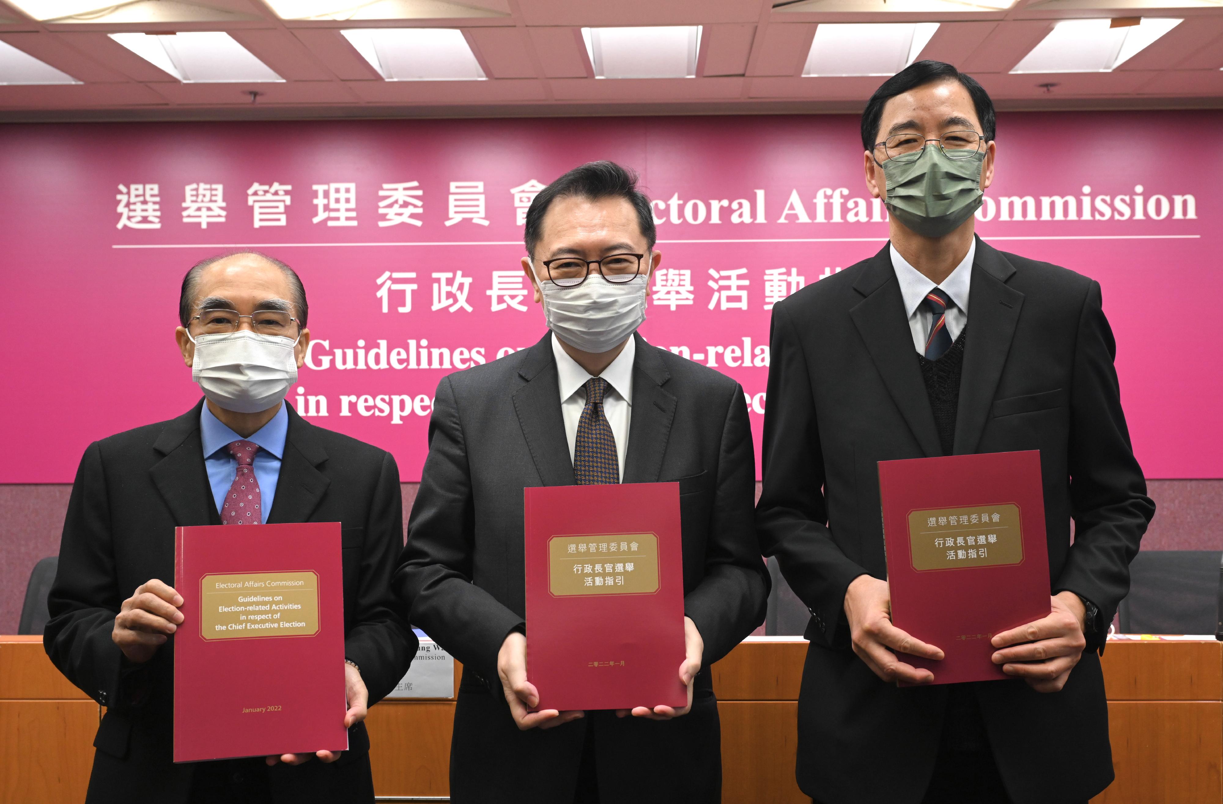 The Chairman of the Electoral Affairs Commission (EAC), Mr Justice Barnabas Fung Wah (centre), and EAC members Mr Arthur Luk, SC (left) and Professor Daniel Shek (right) present the Guidelines on Election-related Activities in respect of the Chief Executive Election at a press conference today (January 27).