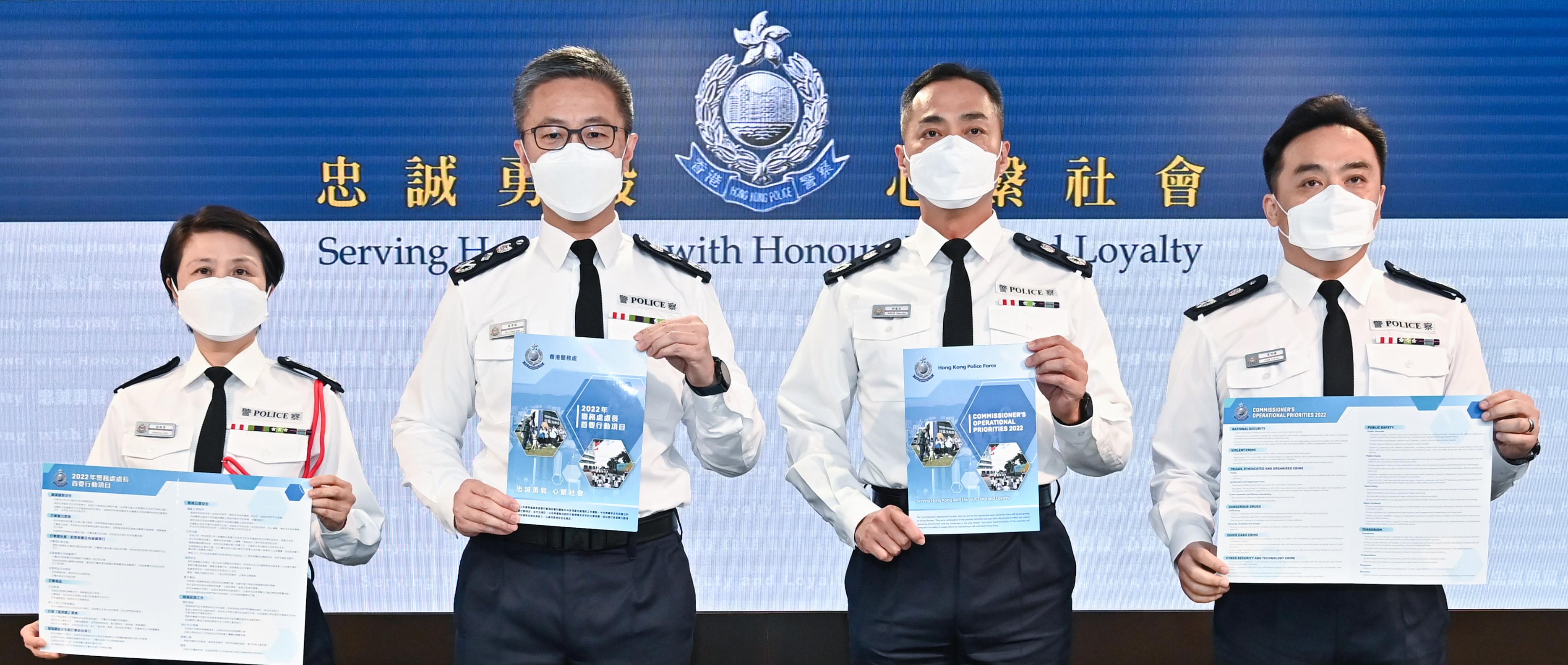 警務處處長蕭澤頤（左二）今日（一月二十七日）在記者會上回顧2021年香港的治安情況及警務工作。警務處副處長（管理）郭蔭庶（右二）、副處長（國家安全）劉賜蕙（左一）及副處長（行動）袁旭健（右一）亦有出席記者會。