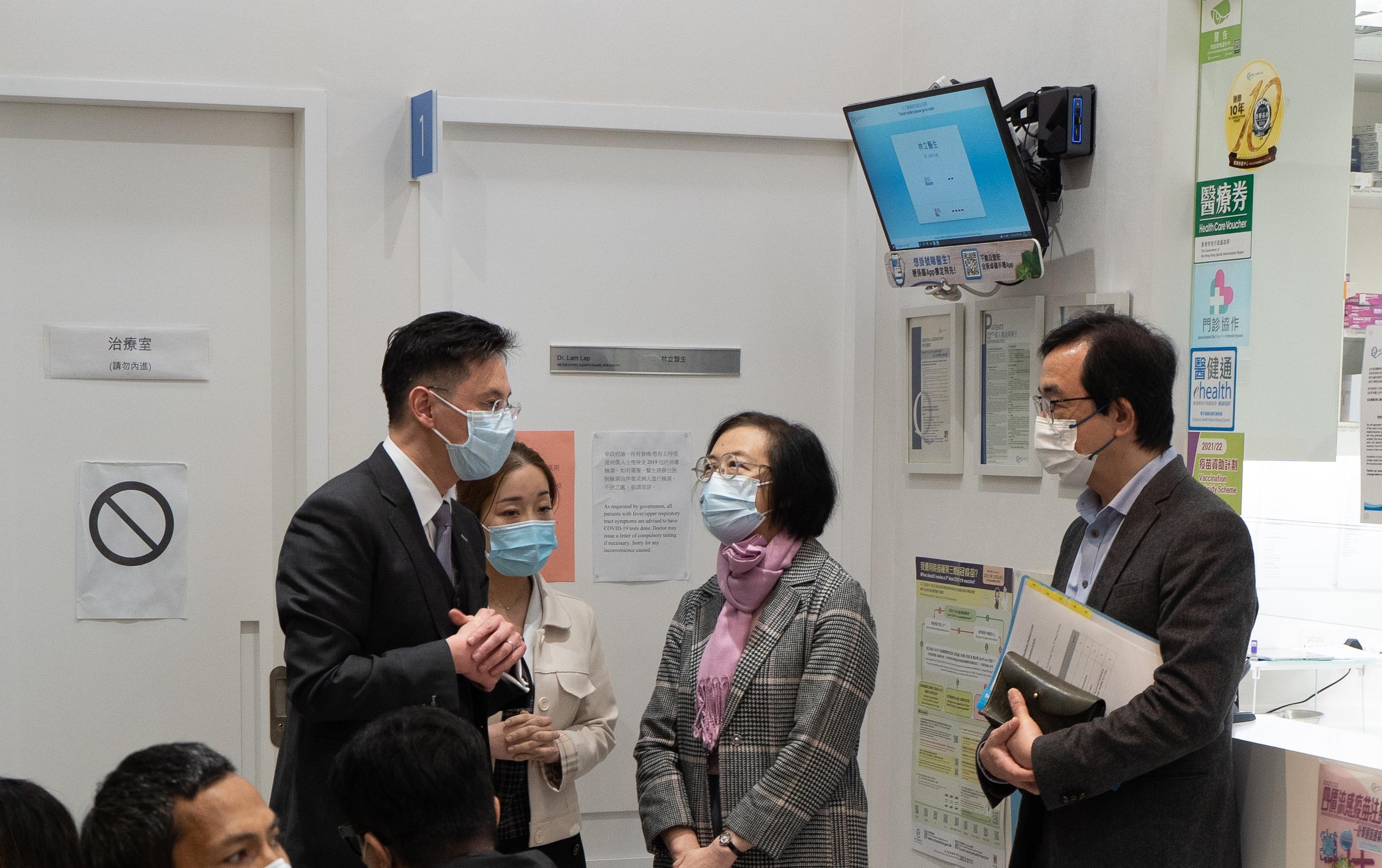 The Secretary for Food and Health, Professor Sophia Chan (second right), inspects a vaccination event organised by a private healthcare institution today (January 27) in Kowloon Bay. Fully funded by the Government, the District Health Centres (DHCs) and DHC Expresses had actively assisted members of the public in need to make appointments for the event.