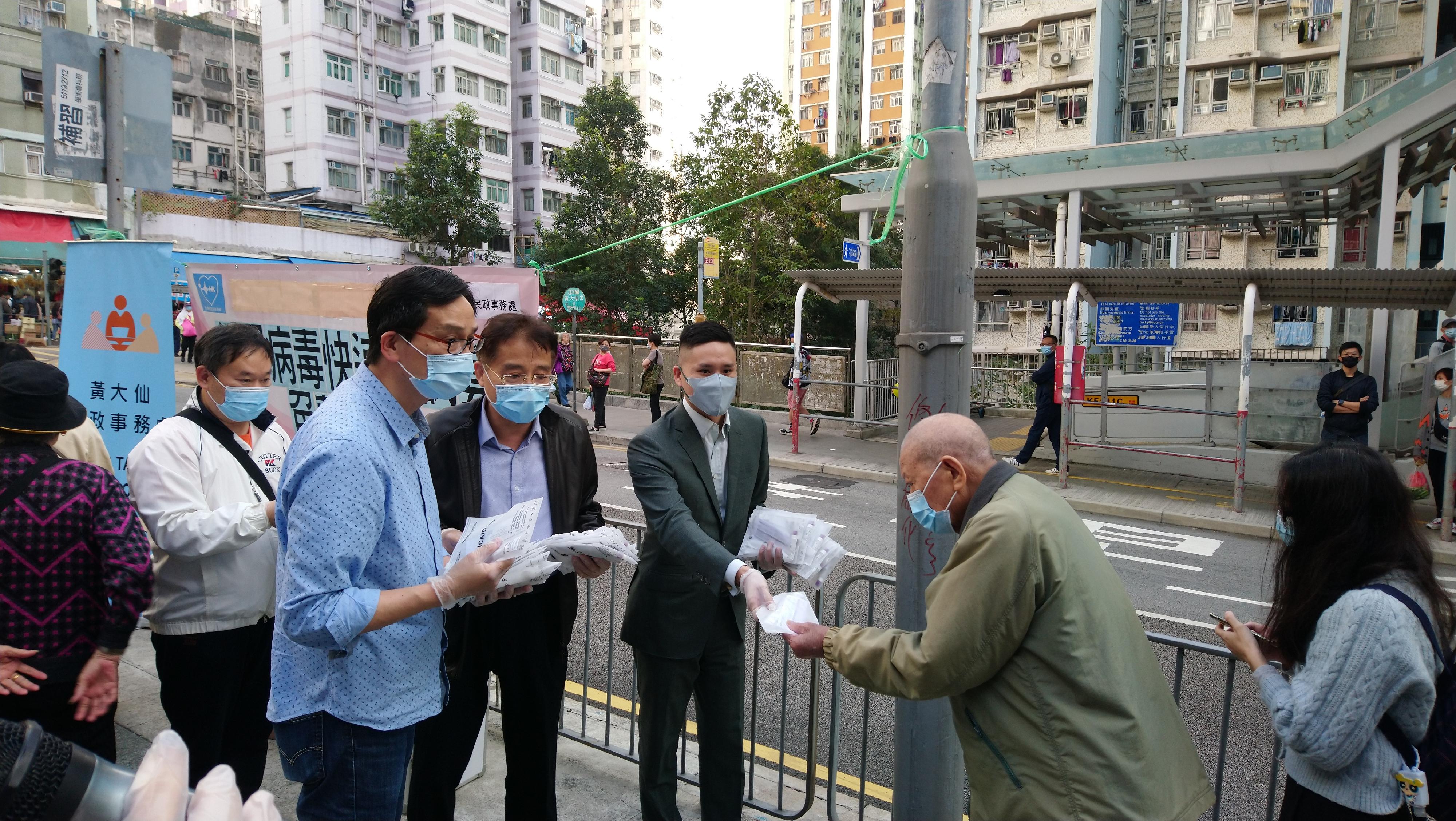 The Home Affairs Department and the Wong Tai Sin District Office today (January 27) distributes COVID-19 rapid test kits to residents in Wong Tai Sin District.