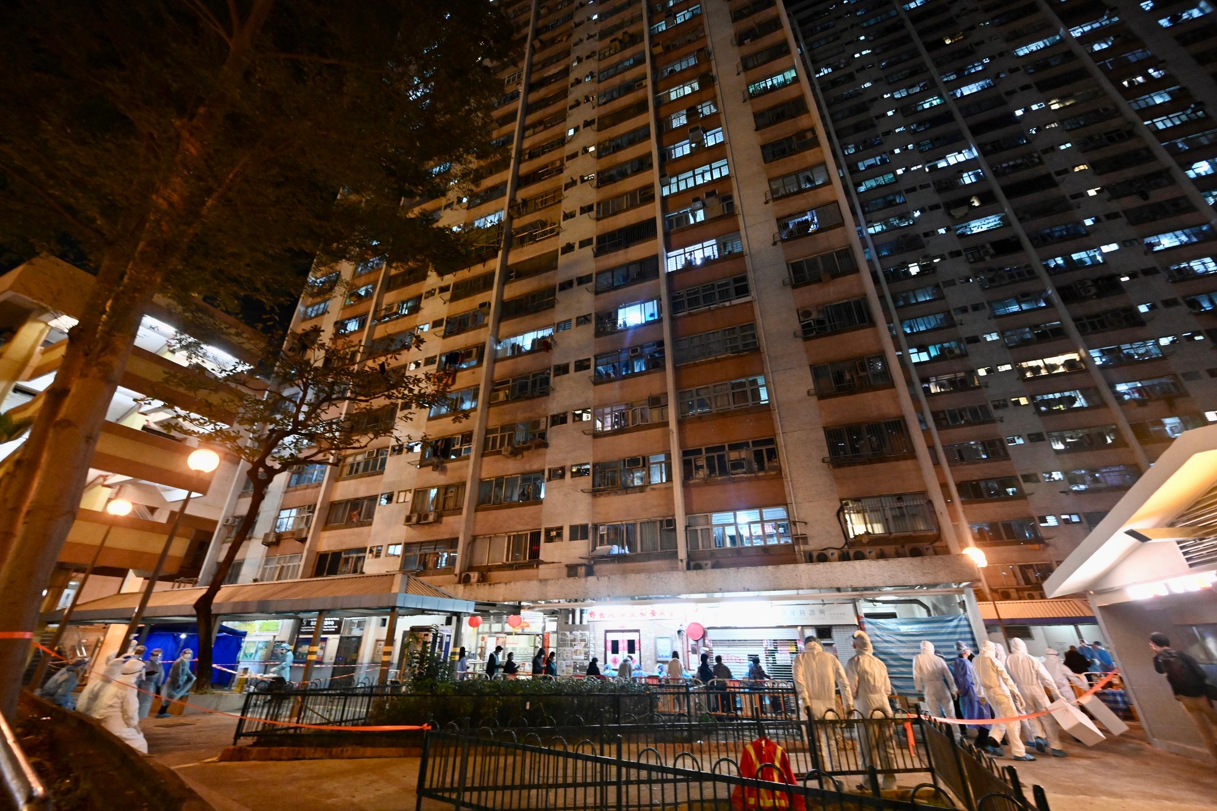 Government yesterday (January 27) extends the period of operation under "restriction-testing declaration" and compulsory testing notice at Cheung Bor House in Choi Wan (I) Estate. Photo shows the affected persons being arranged for testing. 