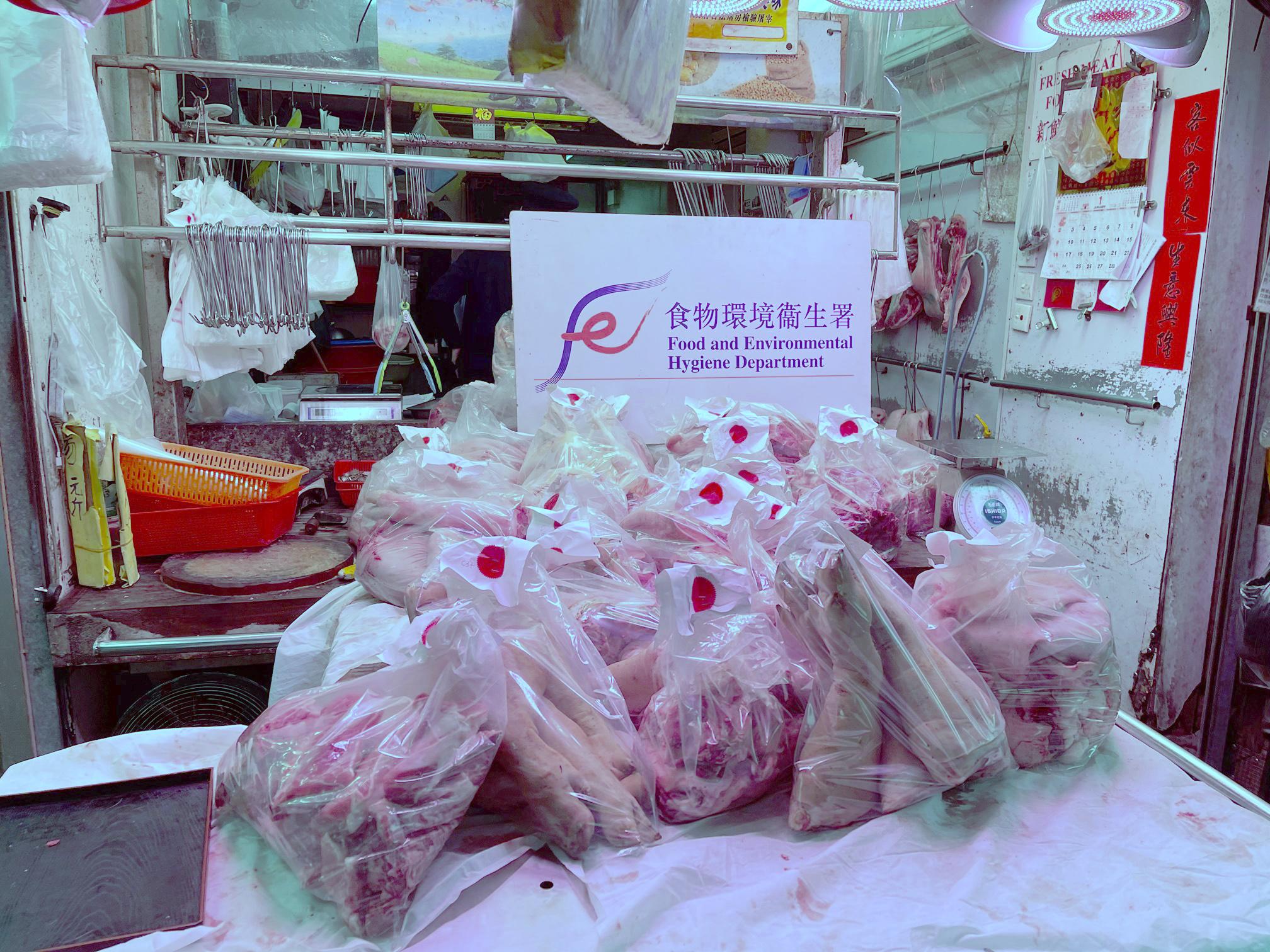 食物环境卫生署（食环署）今日（一月二十八日）向大埔宝乡街一间怀疑以冰鲜肉或冷藏肉充当新鲜肉出售的持牌新鲜粮食店采取突击行动。图示食环署人员在行动中检获的肉类。
