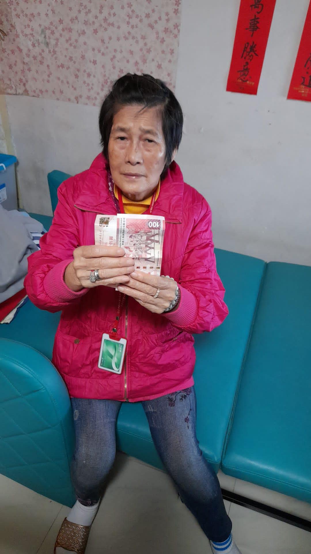 Au Mong-sze, aged 74, is about 1.55 metres tall, 46 kilograms in weight and of thin build. She has a long face with yellow complexion and short straight grey hair. She was last seen wearing a green sweater, a light green vest, dark-coloured trousers, white socks and light brown plastic slippers.