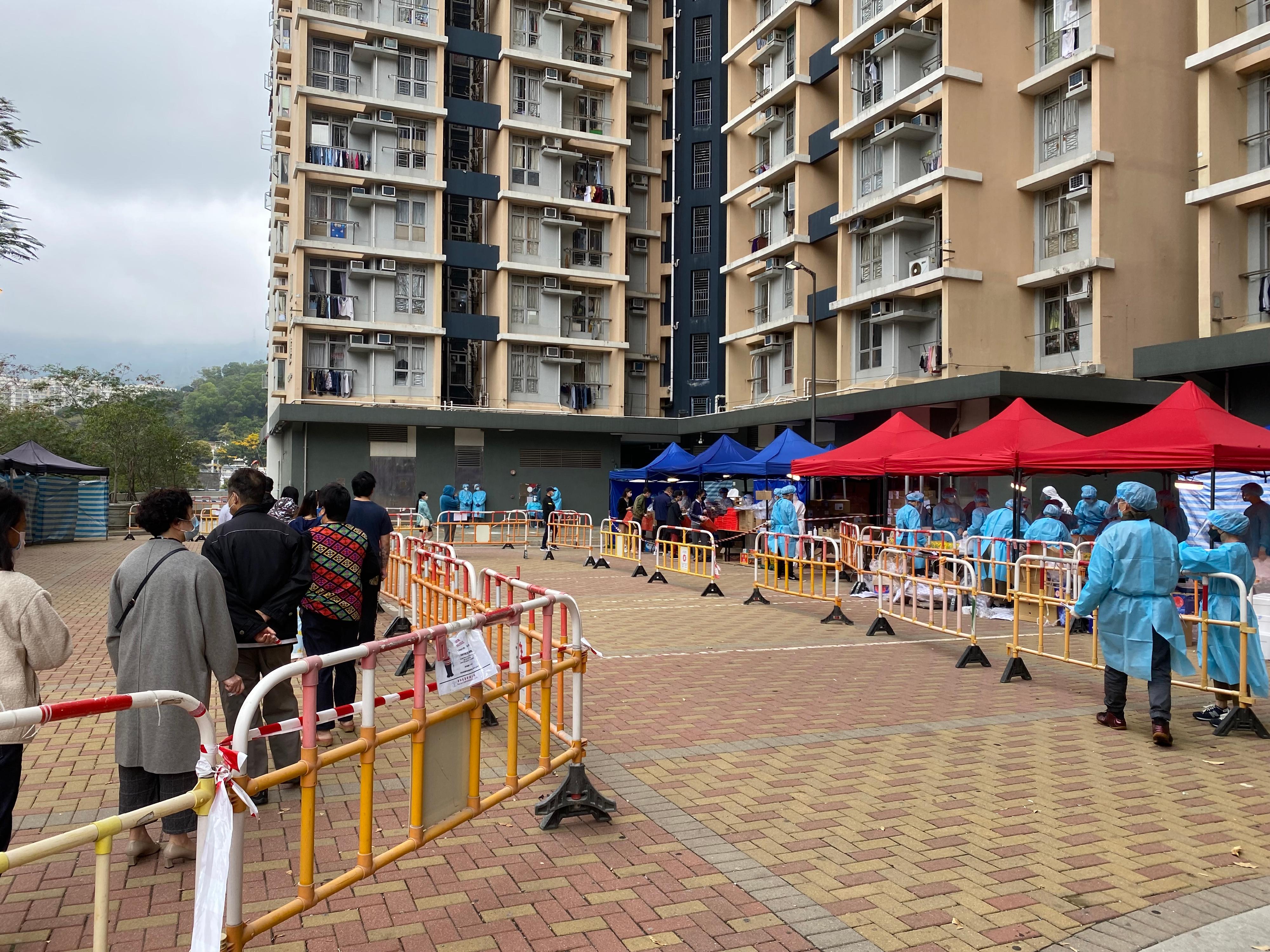 The Government on January 21 made a "restriction-testing declaration" and issued a compulsory testing notice in respect of the specified "restricted area" in Kwai Chung (i.e. Ying Kwai House, Kwai Chung Estate), under which people within the specified "restricted area" in Kwai Chung were required to stay in their premises and undergo compulsory testing. Photo shows the affected persons being arranged for testing.