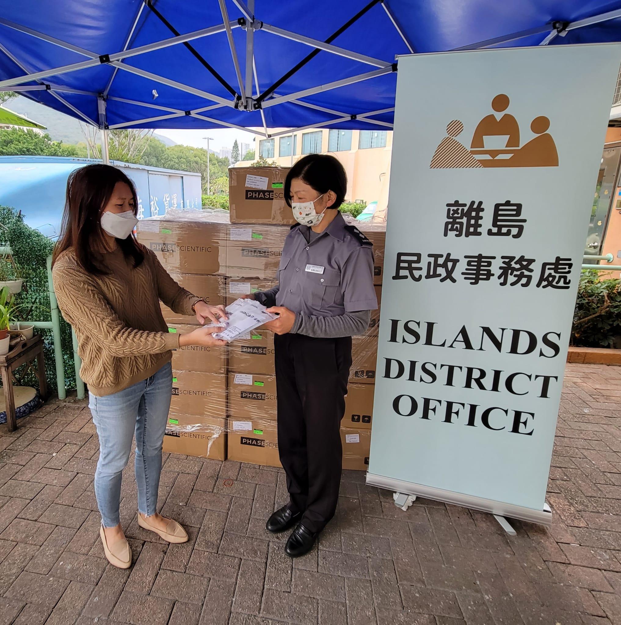 Islands District Office today (January 29) distributes boxes of rapid test kits to the property management company in Discovery Bay for testing by the residents.
