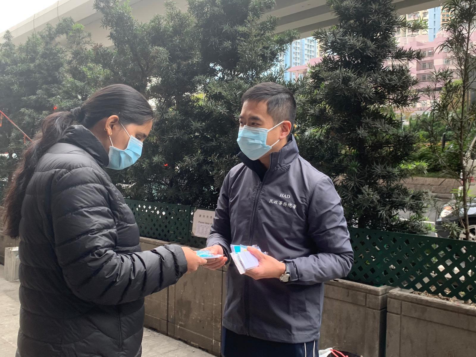 The Yau Tsim Mong District Office today (January 31) started to distribute rapid test kits to residents within the district for testing through district bodies, building organisations and associations of ethnic minorities.