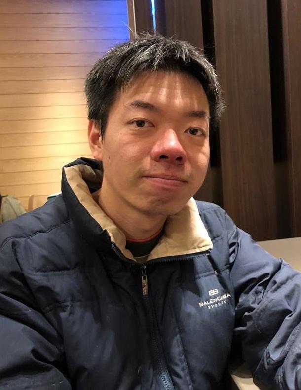 Tsui Tsz-wai, aged 36, is about 1.7 metres tall, 80 kilograms in weight and of fat build. He has a round face with yellow complexion and short grey black hair. He was last seen wearing a dark red jacket, black trousers, black shoes and carrying a grey black backpack.
