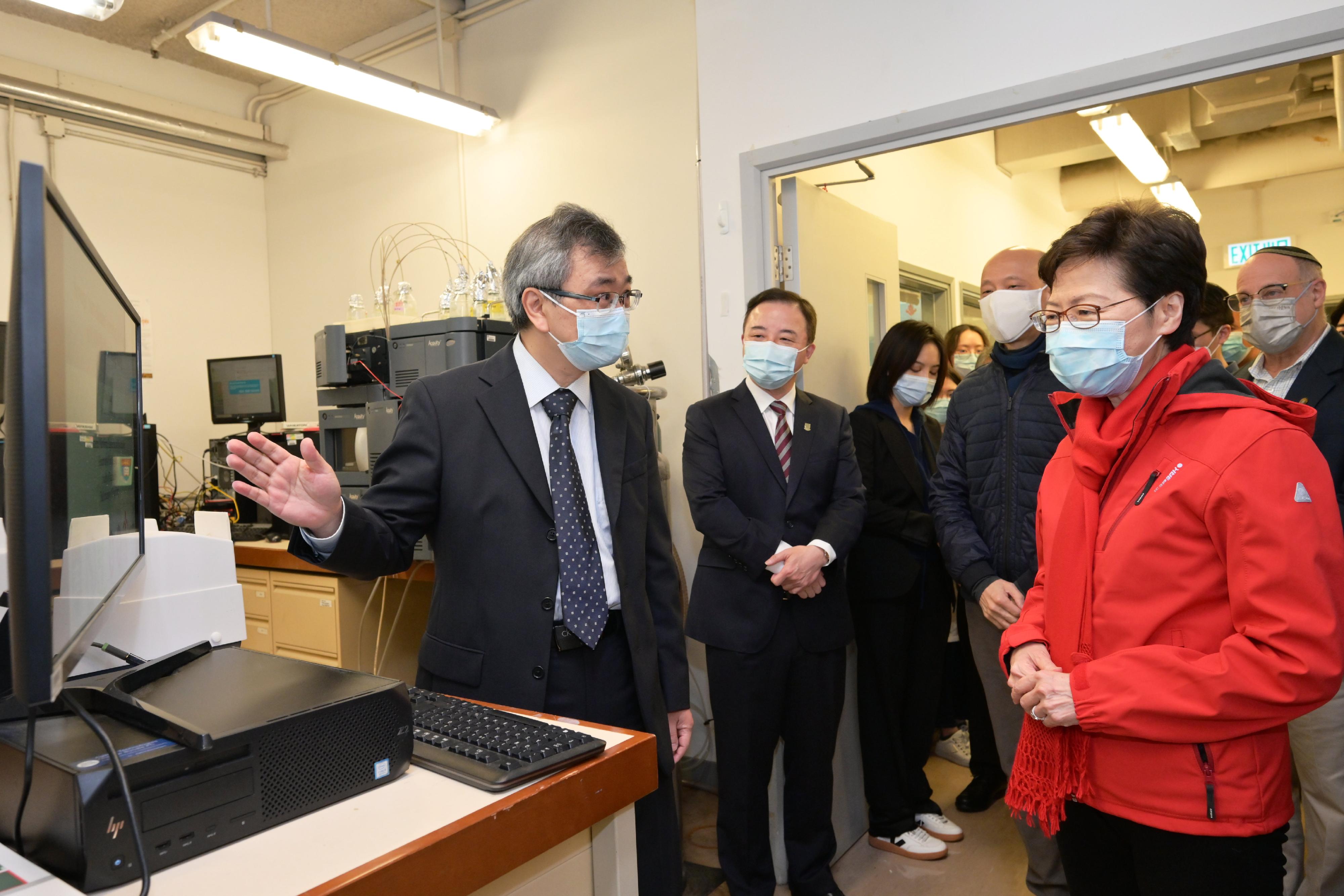 行政長官林鄭月娥今日（二月二日）到訪香港大學（港大）環境微生物組工程與生物技術實驗室。圖示林鄭月娥（右一）聽取率領該實驗室的張彤教授（左一）講解污水樣本的處理和檢測過程。旁為環境局局長黃錦星（右二）和港大校長張翔教授（左二）。