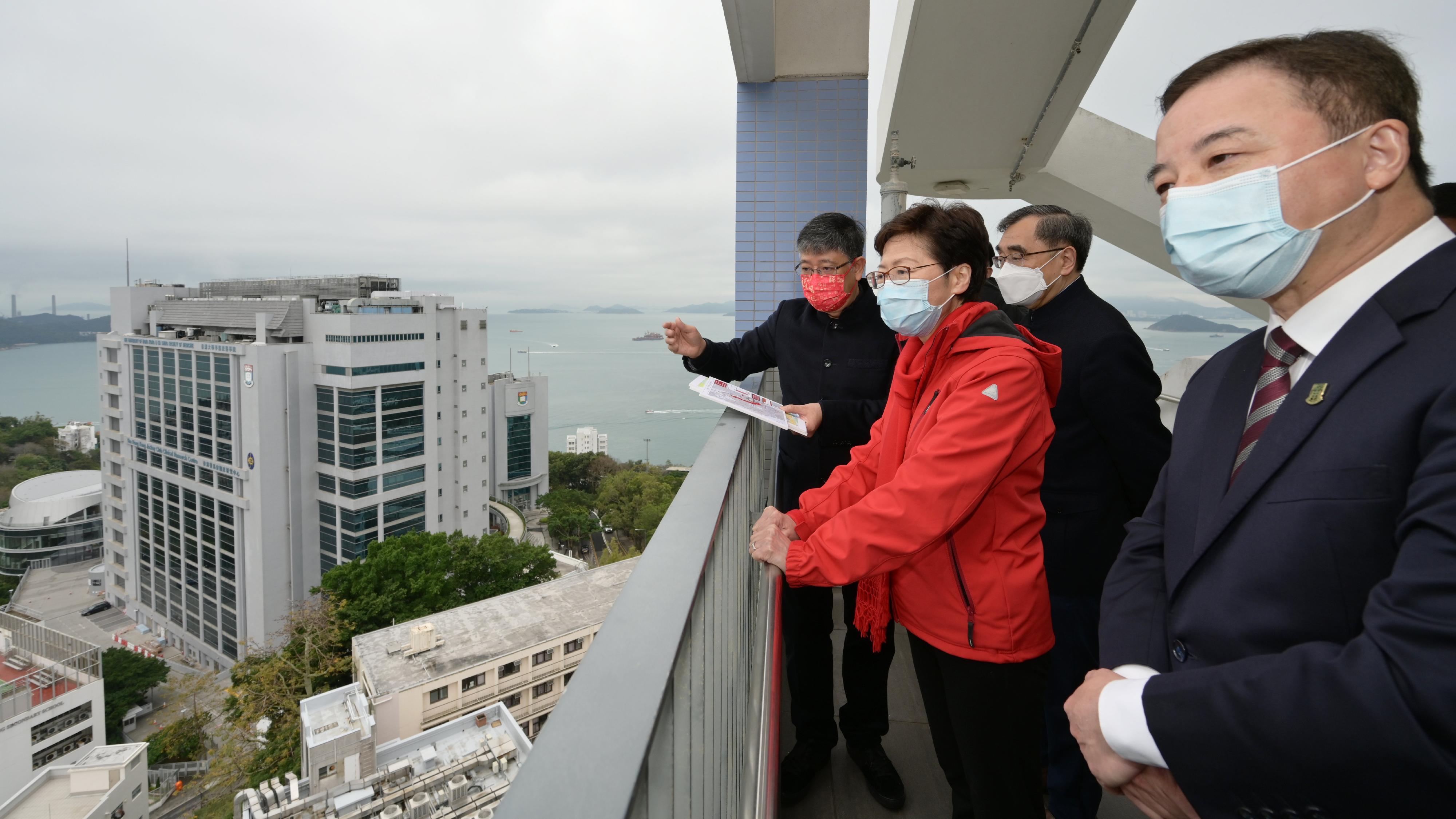 行政長官林鄭月娥今日（二月二日）視察香港大學（港大）計劃在薄扶林興建科研大樓的用地。圖示林鄭月娥（左二）在港大校長張翔教授（右一）陪同下聽取項目的進展。