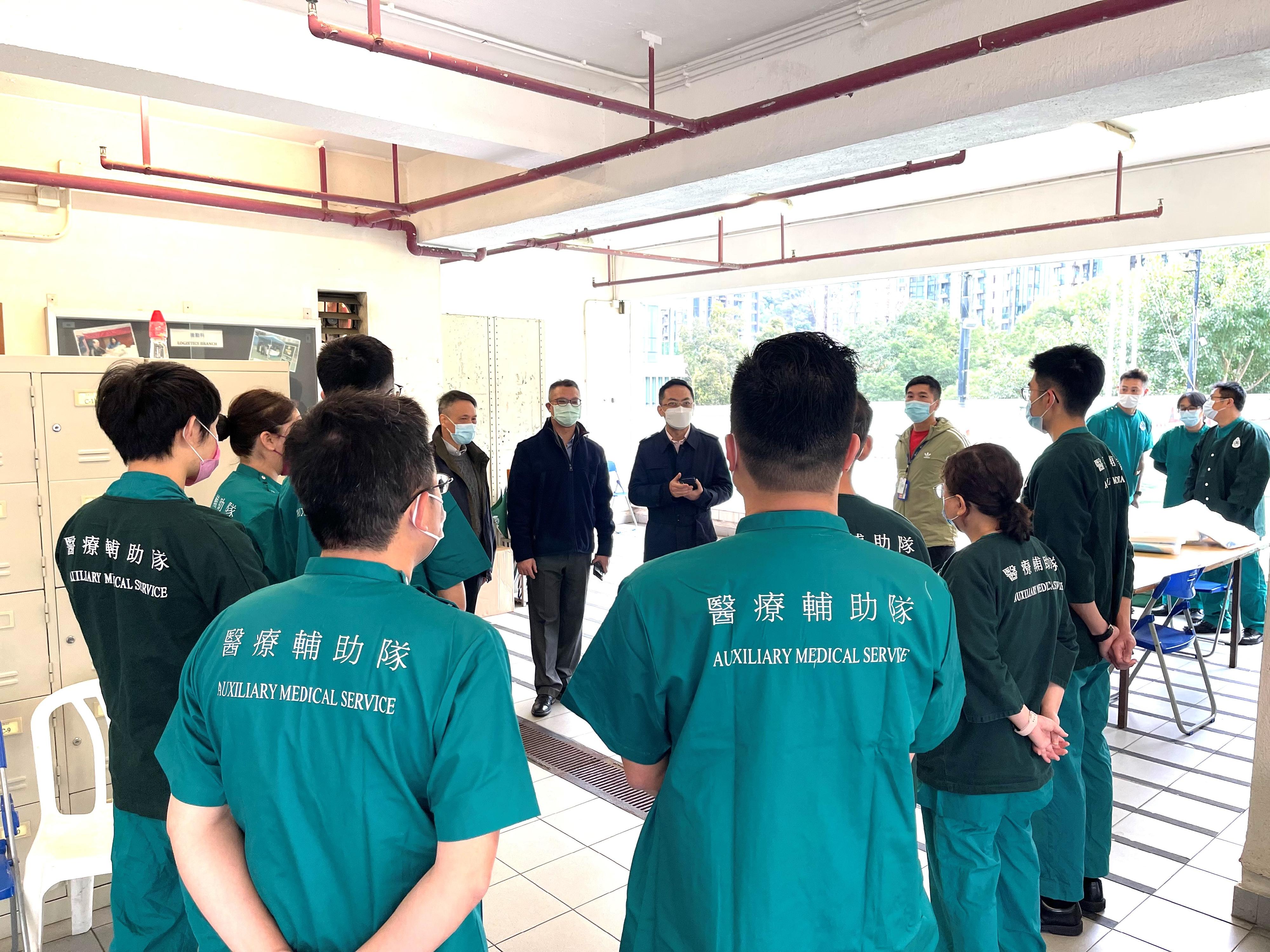 The Commissioner of the Auxiliary Medical Service (AMS), Dr Ronald Lam, today (February 2) visited colleagues on duty at the AMS Headquarters in Ho Man Tin. Photo shows Dr Lam (back row, third left) encouraging members on duty and expressing his gratitude to them for standing fast at their posts to help Hong Kong fight the virus. 