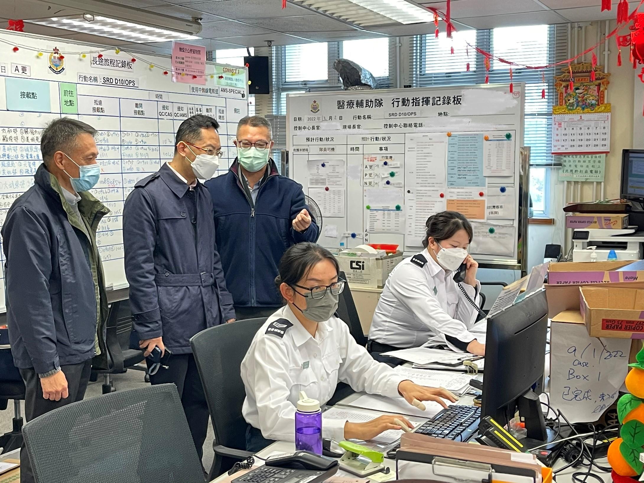 The Commissioner of the Auxiliary Medical Service (AMS), Dr Ronald Lam, today (February 2) visited colleagues on duty at the AMS Headquarters in Ho Man Tin. Photo shows the Chief Staff Officer of the AMS, Mr Wong Ying-keung (third left), briefing Dr Lam (second left) the daily operation of the control room.