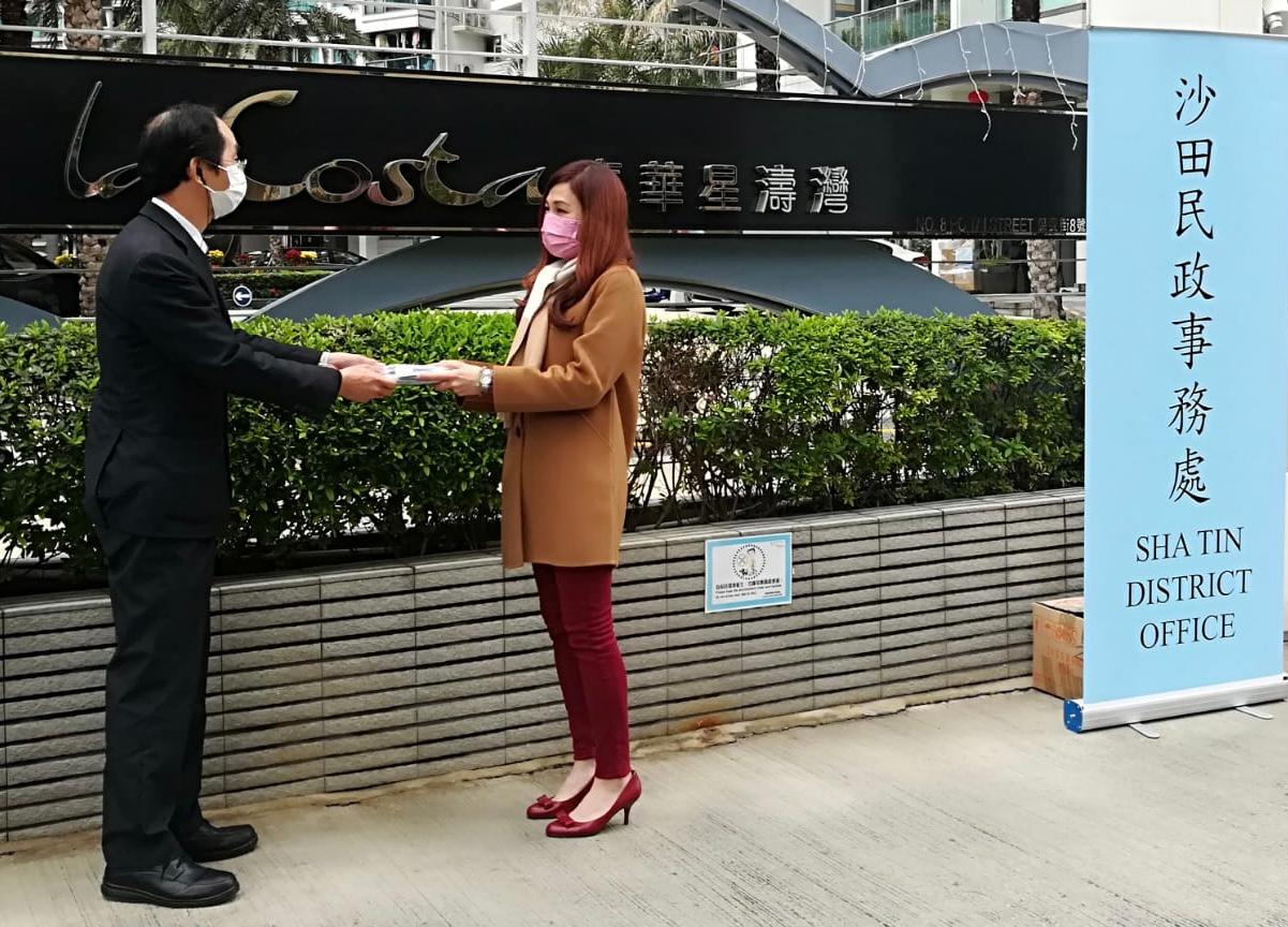 The Sha Tin District Office today (February 2) distributed rapid test kits to households within the Sewage Testing Area Sha Tin Site for testing through property management companies.