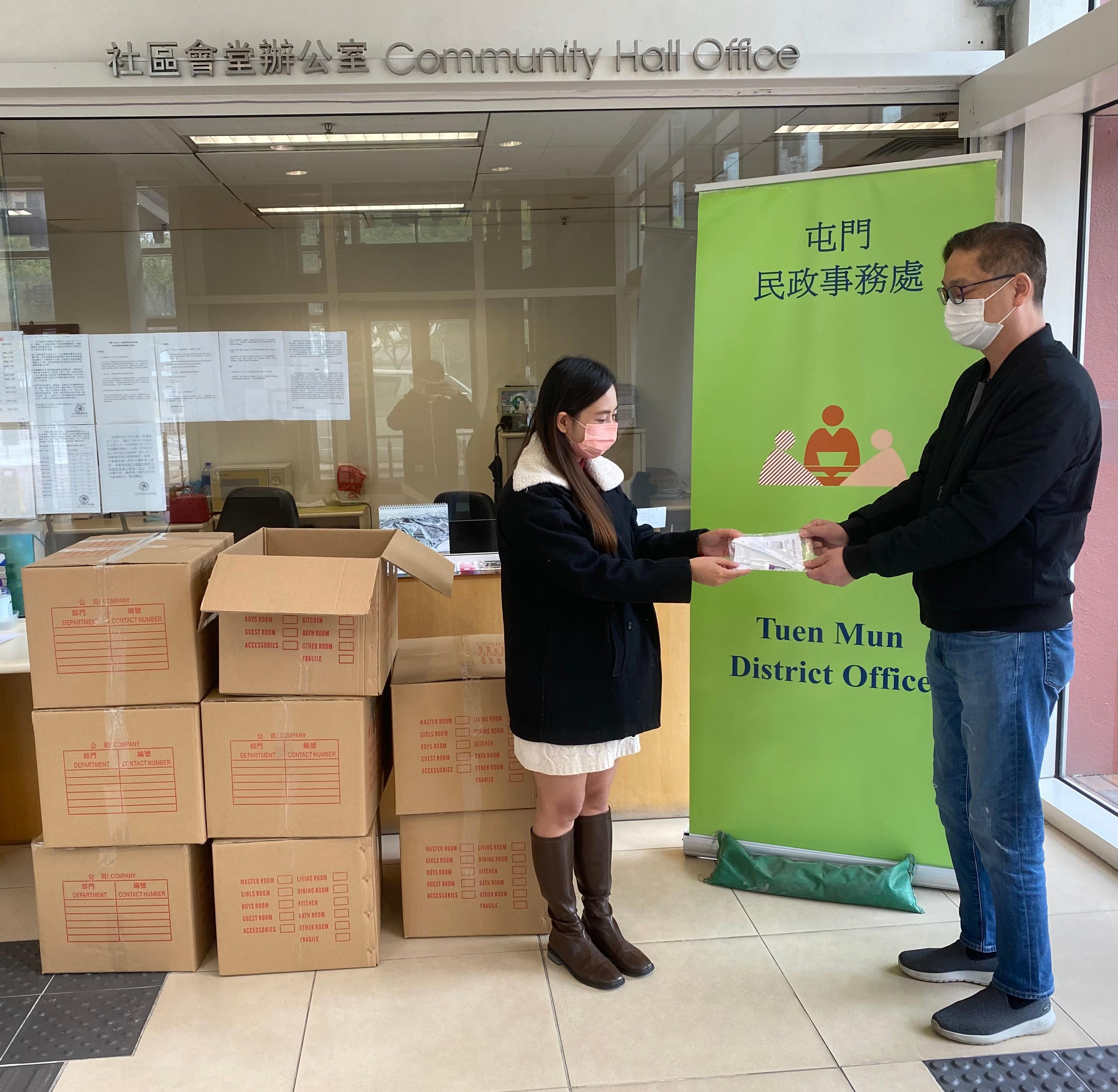 The Tuen Mun District Office today (February 2) started to distribute rapid test kits to cleansing workers and property management staff working within the Sewage Testing Area Tuen Mun Sites for testing through property management companies.