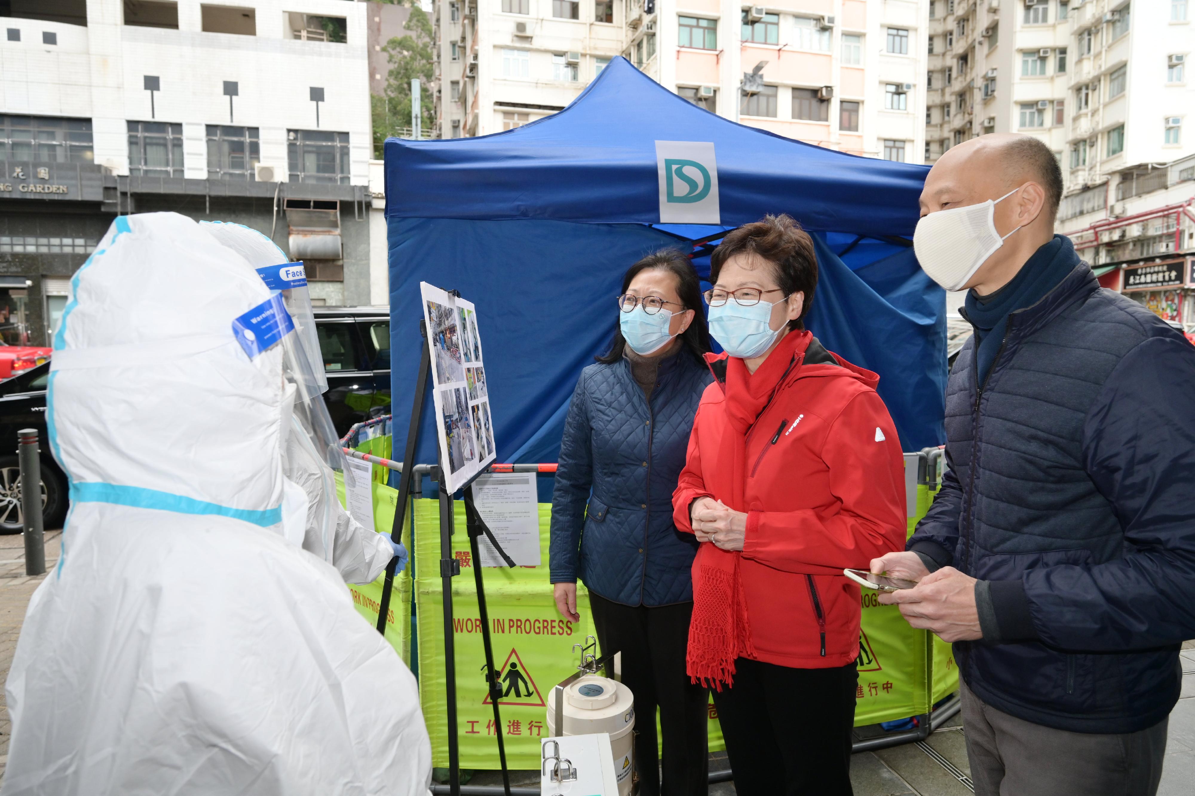 The Chief Executive, Mrs Carrie Lam, inspected a stationary sewage sampling site in Kennedy Town today (February 2). Photo shows Mrs Lam (centre), accompanied by the Secretary for the Environment, Mr Wong Kam-sing (right), and the Director of Drainage Services, Ms Alice Pang (left), chatting with officers on site. 