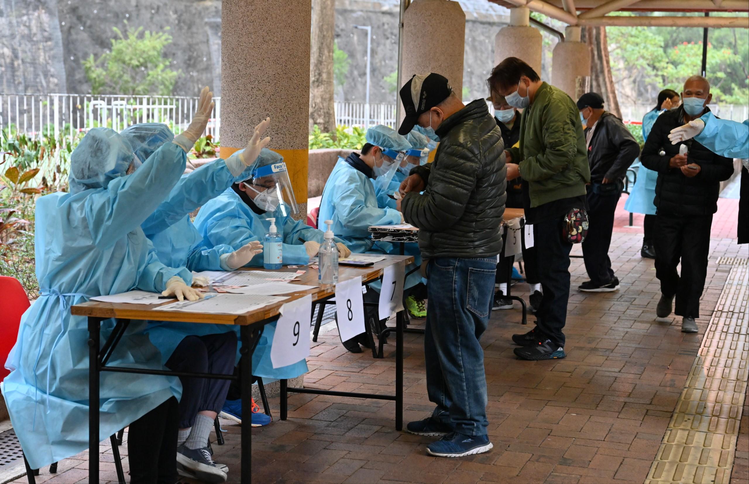 The Government yesterday (February 2) made a "restriction-testing declaration" and issued a compulsory testing notice in respect of  Yam Yue House, Shek Yam East Estate. Photo shows staff members of the Housing Department checking whether persons in the "restricted area" have undergone compulsory testing in the enforcement operation.