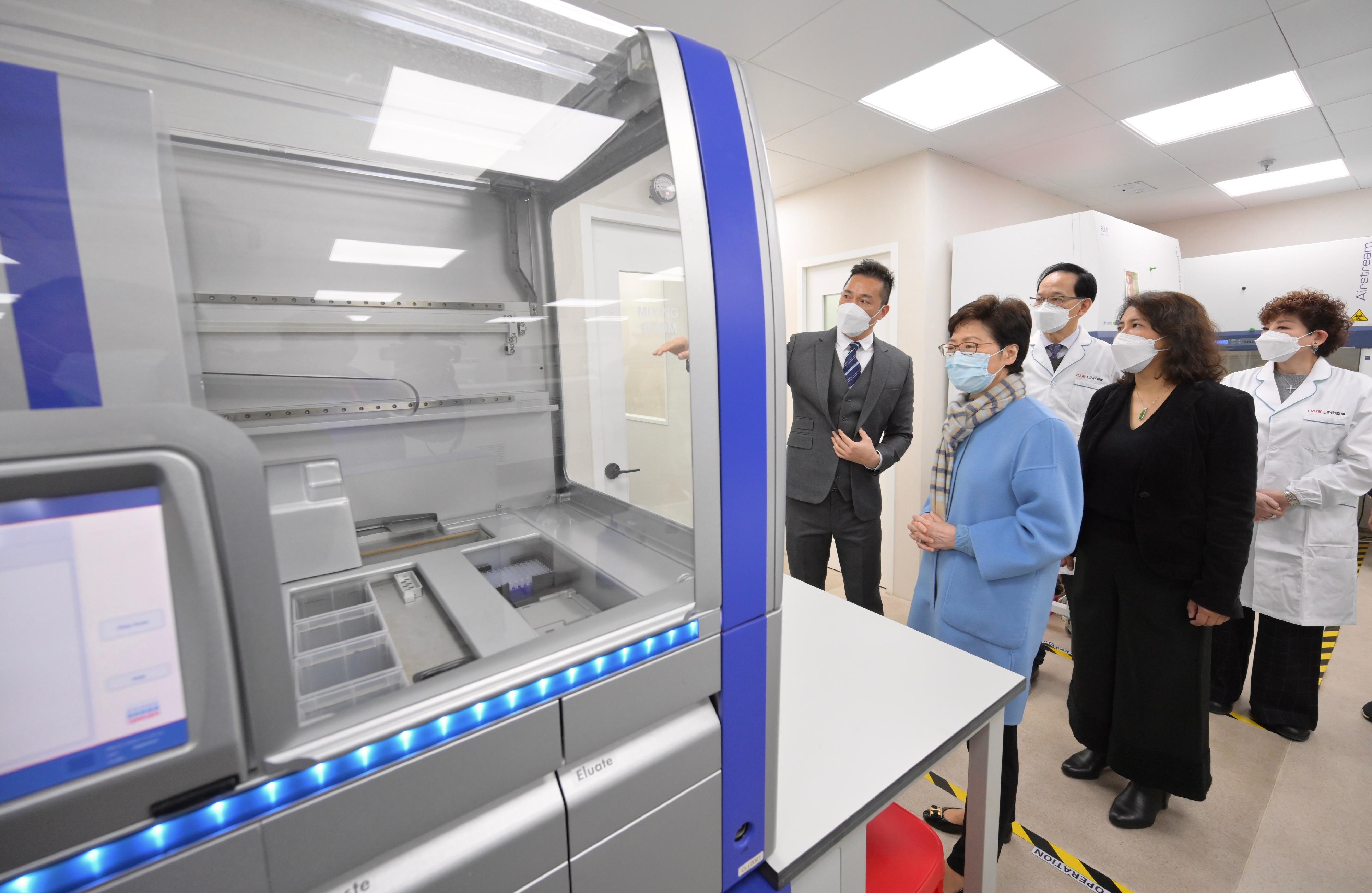 行政长官林郑月娥今日（二月三日）到访检测承办商骏岭生物科技的实验室。图示林郑月娥（左二）听取公司代表讲解检测流程。