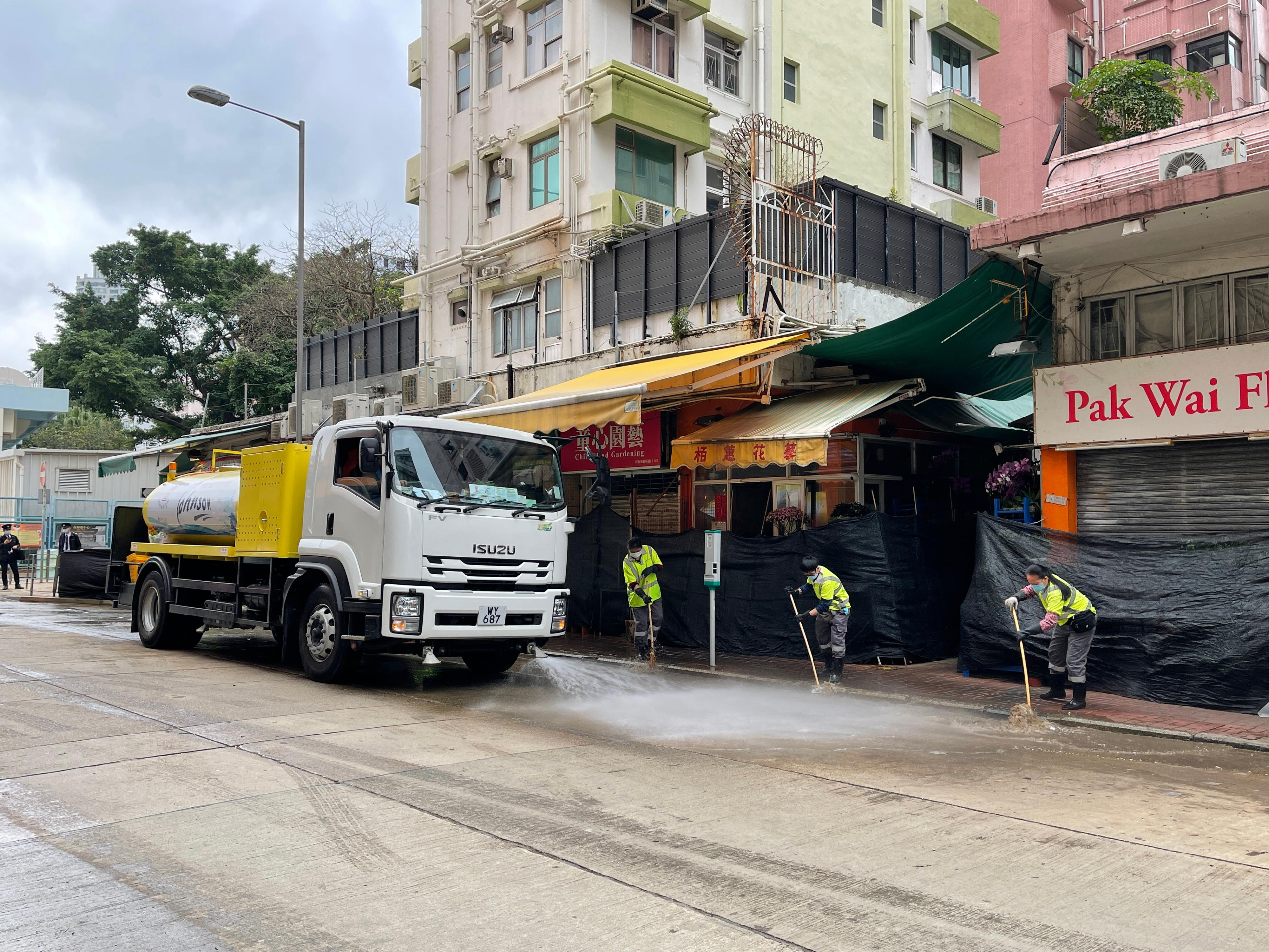 In the small hours of the Lunar New Year's Day (February 1) after shops at Flower Market were closed, the Food and Environmental Hygiene Department (FEHD) immediately arranged contractors to conduct large scale cleansing operation and collected around 100 tonnes of refuse and paraphernalia.