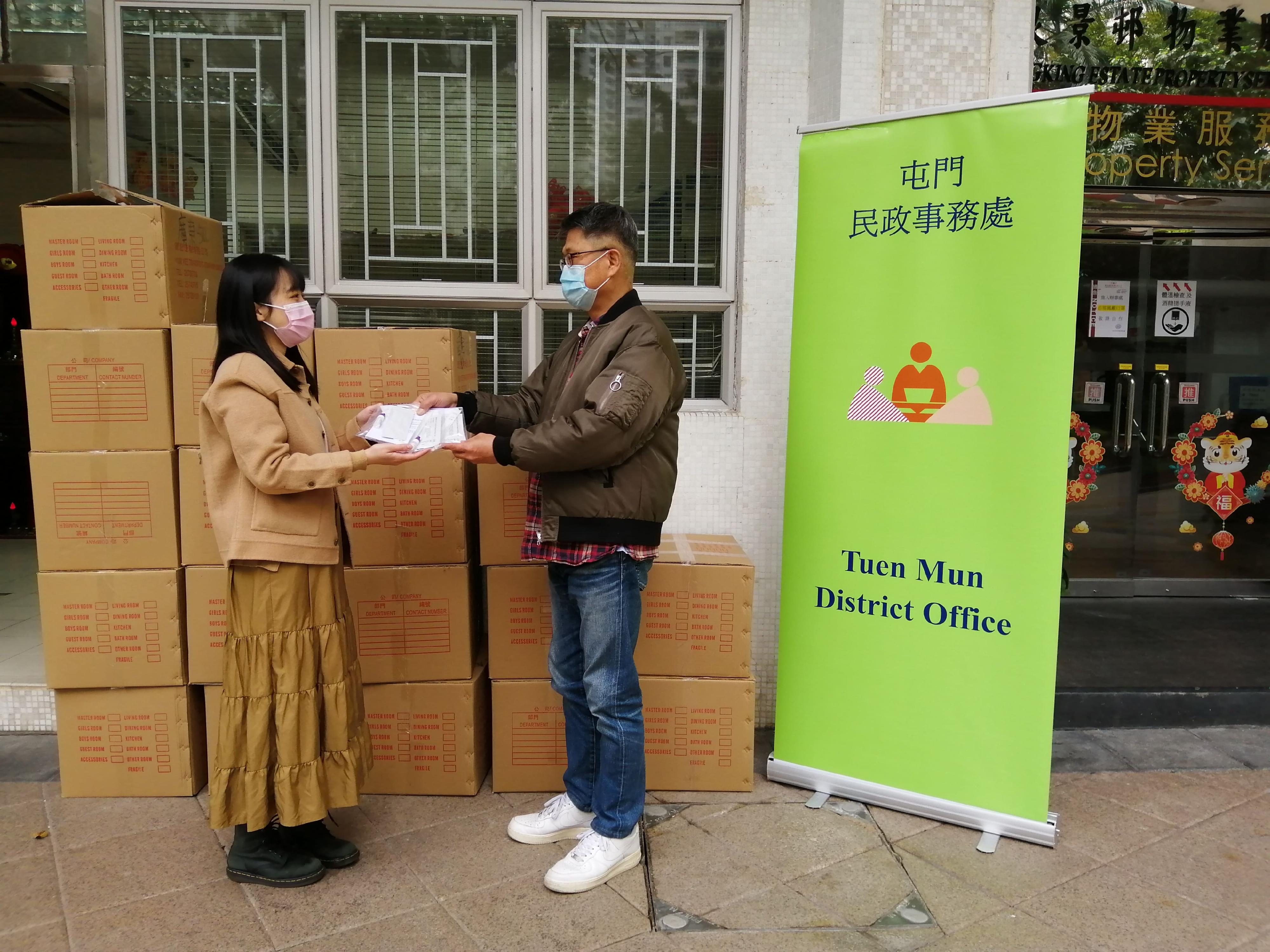 The Tuen Mun District Office today (February 5) distributed COVID-19 rapid test kits to households, cleansing workers and property management staff for voluntary testing through the property management company of Leung King Estate in Tuen Mun.
