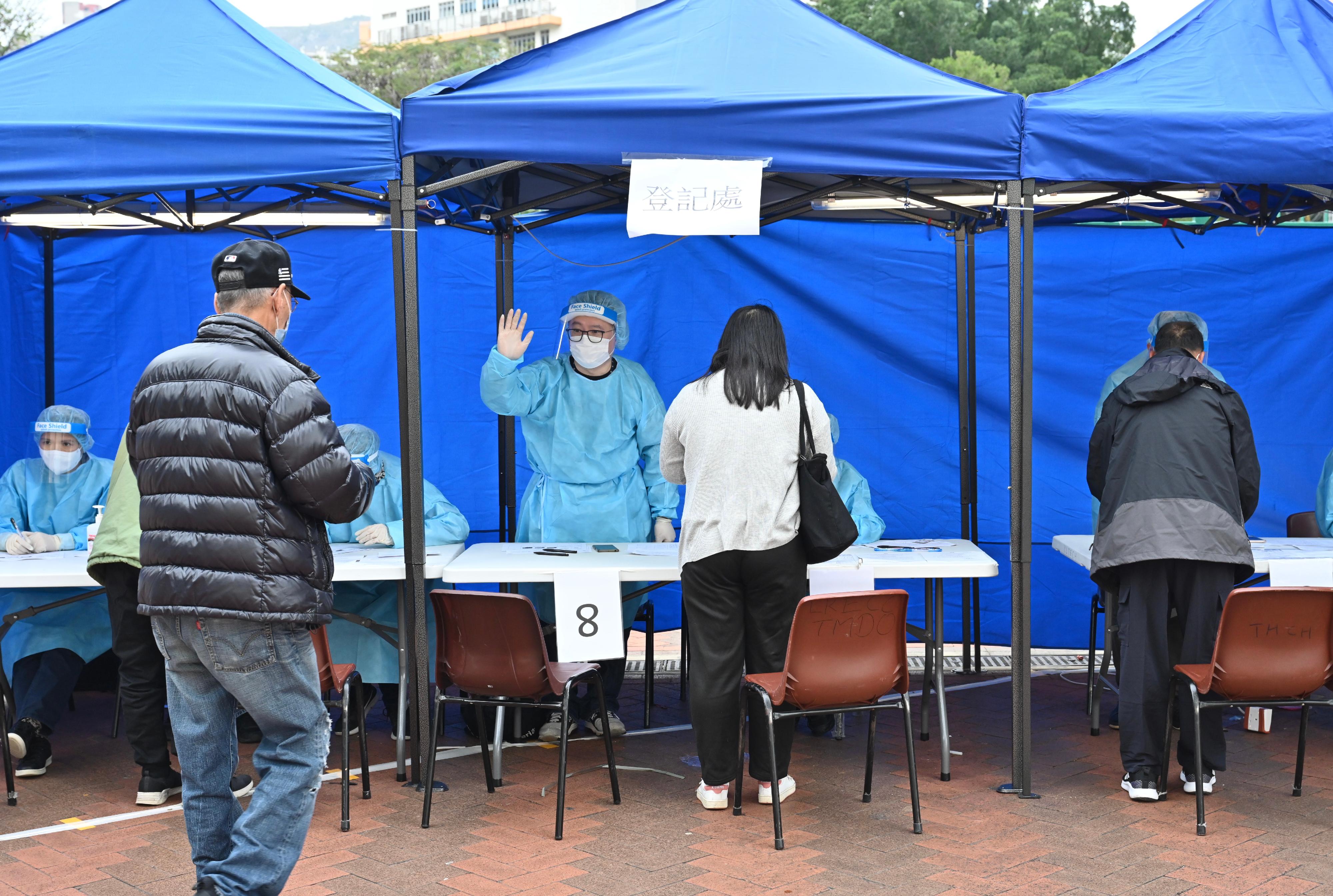 The Government yesterday (February 5) made a "restriction-testing declaration" and issued a compulsory testing notice in respect of the specified "restricted area" in Tai Hing Estate, Tuen Mun, under which people within the specified "restricted area" in Tai Hing Estate, Tuen Mun, were required to stay in their premises and undergo compulsory testing. Photo shows staff members of the Housing Department checking whether persons in the "restricted area" have undergone compulsory testing in the enforcement operation.