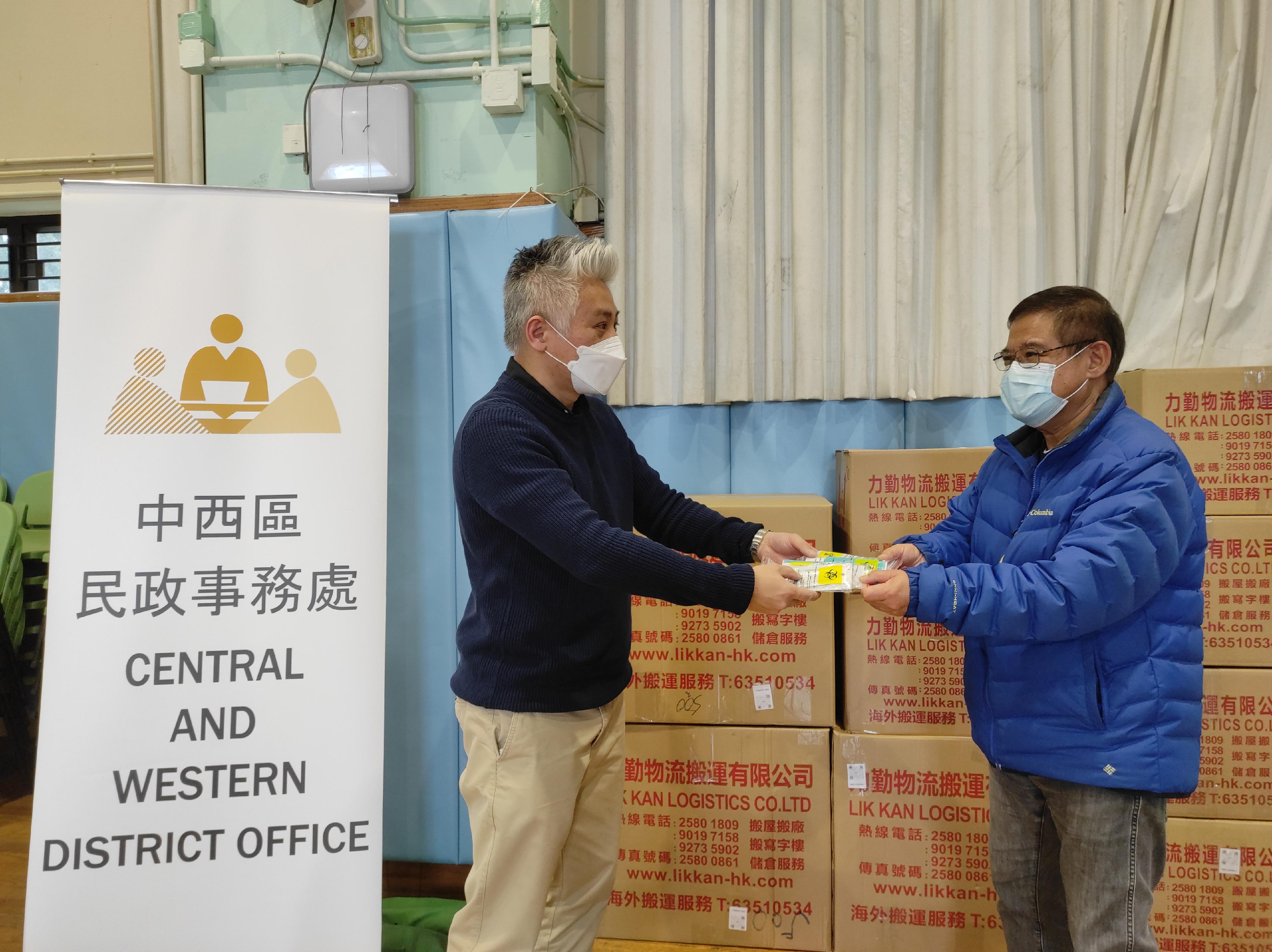 The Central and Western District Office today (February 6) distributed COVID-19 rapid test kits to cleansing workers and property management staff for voluntary testing through the property management companies in the district.