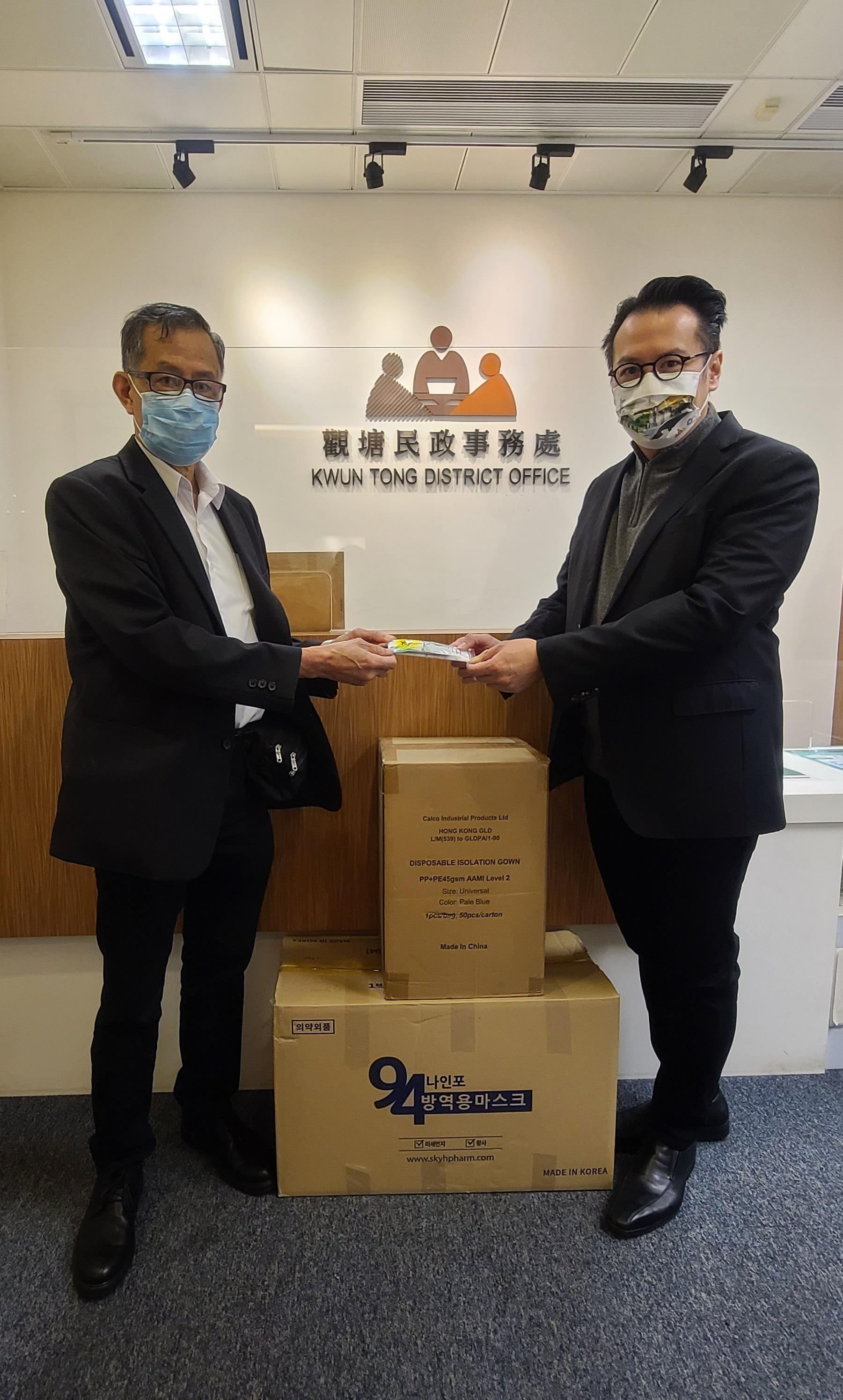 The Kwun Tong District Office today (February 8) distributed COVID-19 rapid test kits to cleansing workers and property management staff working in the affected buildings of Yau Lai Estate for voluntary testing through the property management company of the Estate.