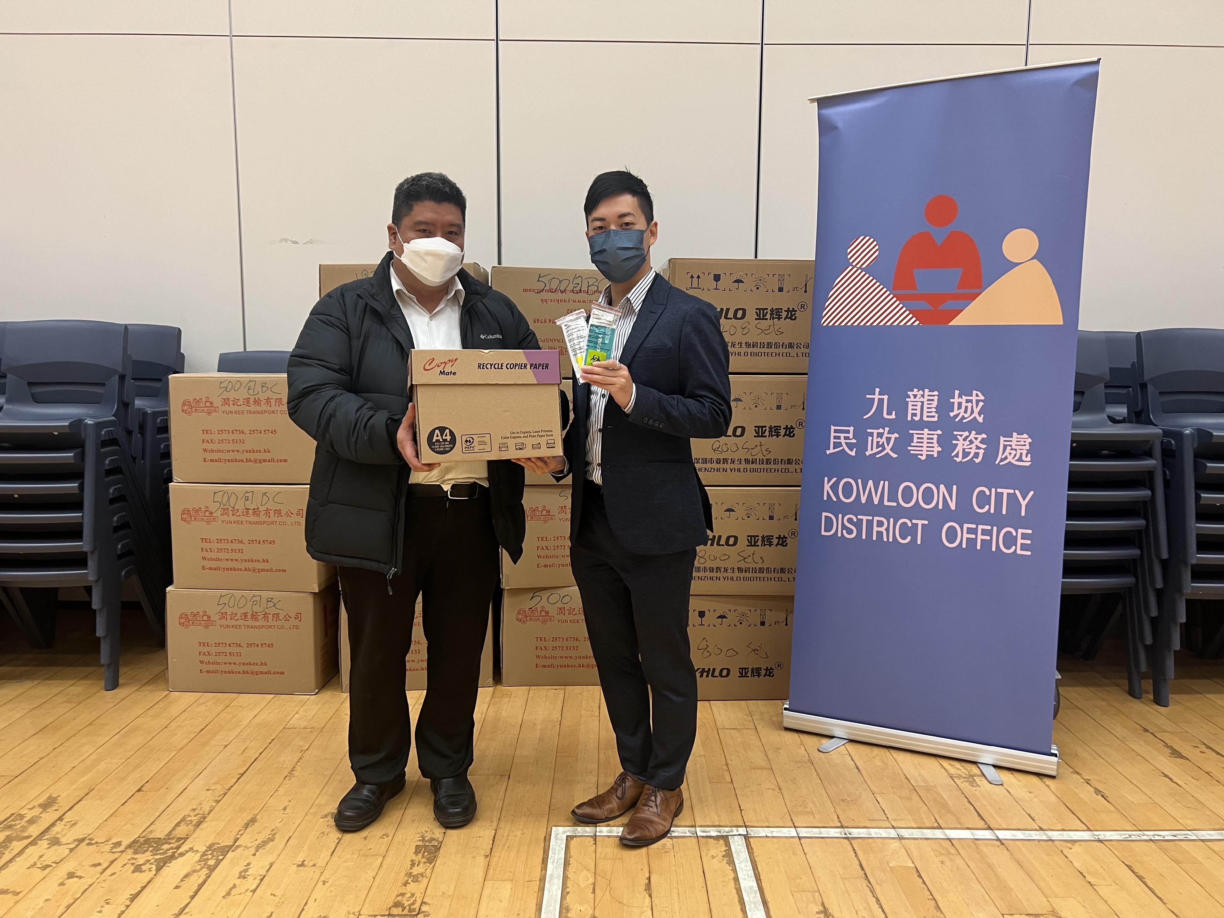 The Kowloon City District Office today (February 9) distributed COVID-19 rapid test kits to cleansing workers and property management staff working in the affected housing estates and buildings for voluntary testing through property management companies in the district.

