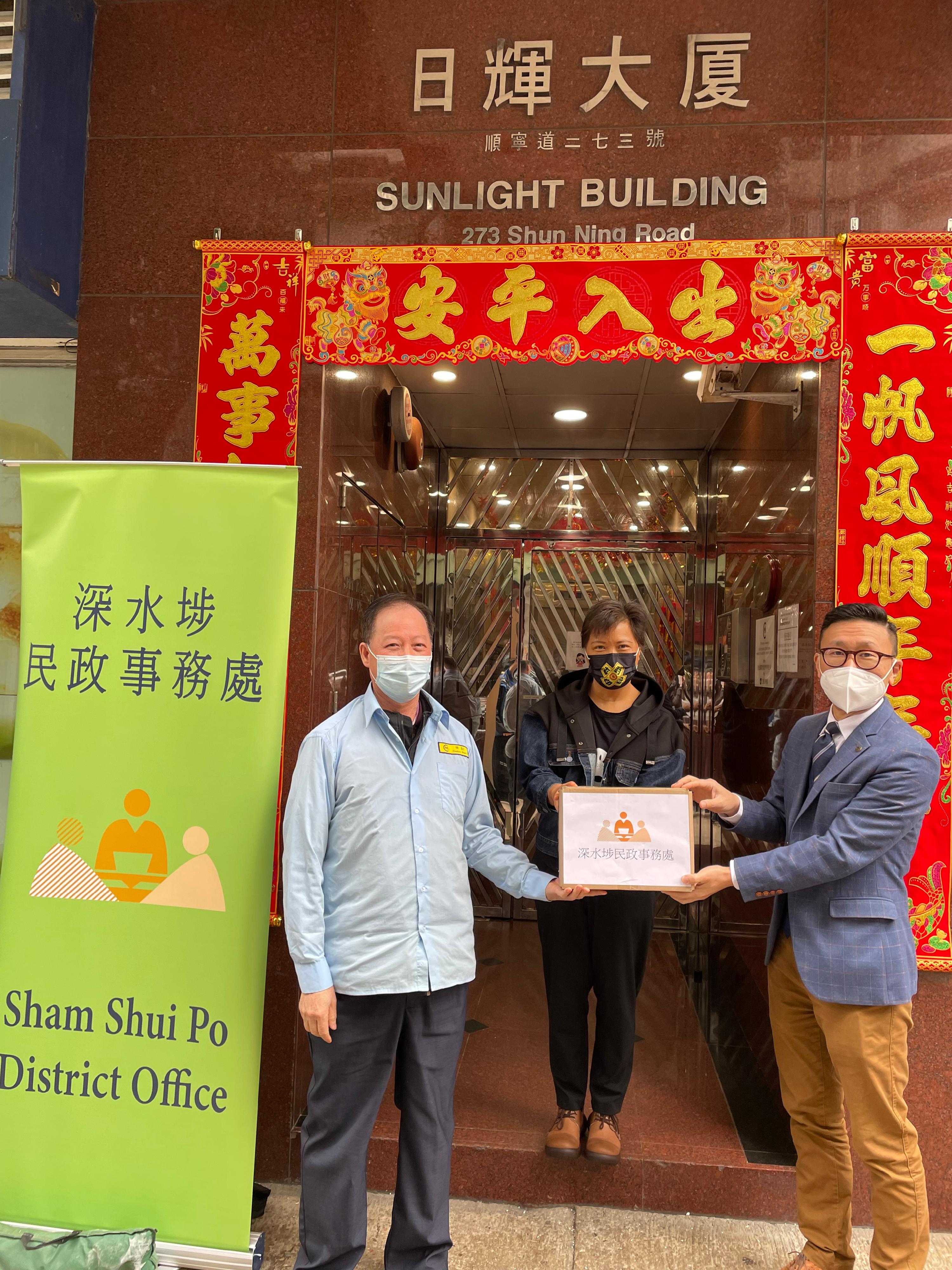 The Sham Shui Po District Office  today (February 10) distributed rapid test kits to cleansing workers and property management staff working in the residential premises located between Tonkin Street and Hing Wah Street in Sham Shui Po (Un Chau Street (even numbers), Castle Peak Road (odd and even numbers), Shun Ning Road (odd and even numbers), Po On Road (odd numbers)) (including Peaceful Mansion and The Addition) for voluntary testing through owners' corporations or the property management companies of the buildings.