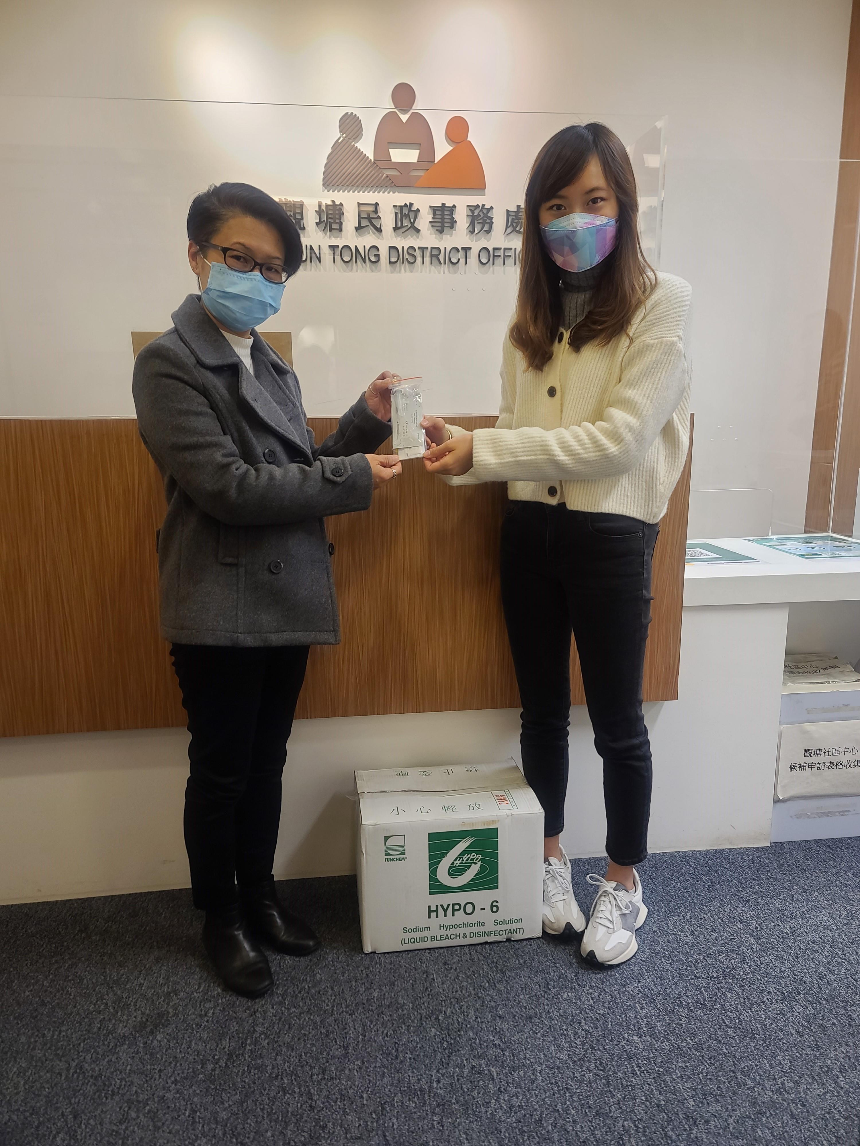 The Kwun Tong District Office today (February 10) distributed rapid test kits to cleansing workers and property management staff working in Tsui On House, Tsui Lau House and Tsui Tsz House for voluntary testing through the property management company of Tsui Ping (North) Estate. 
