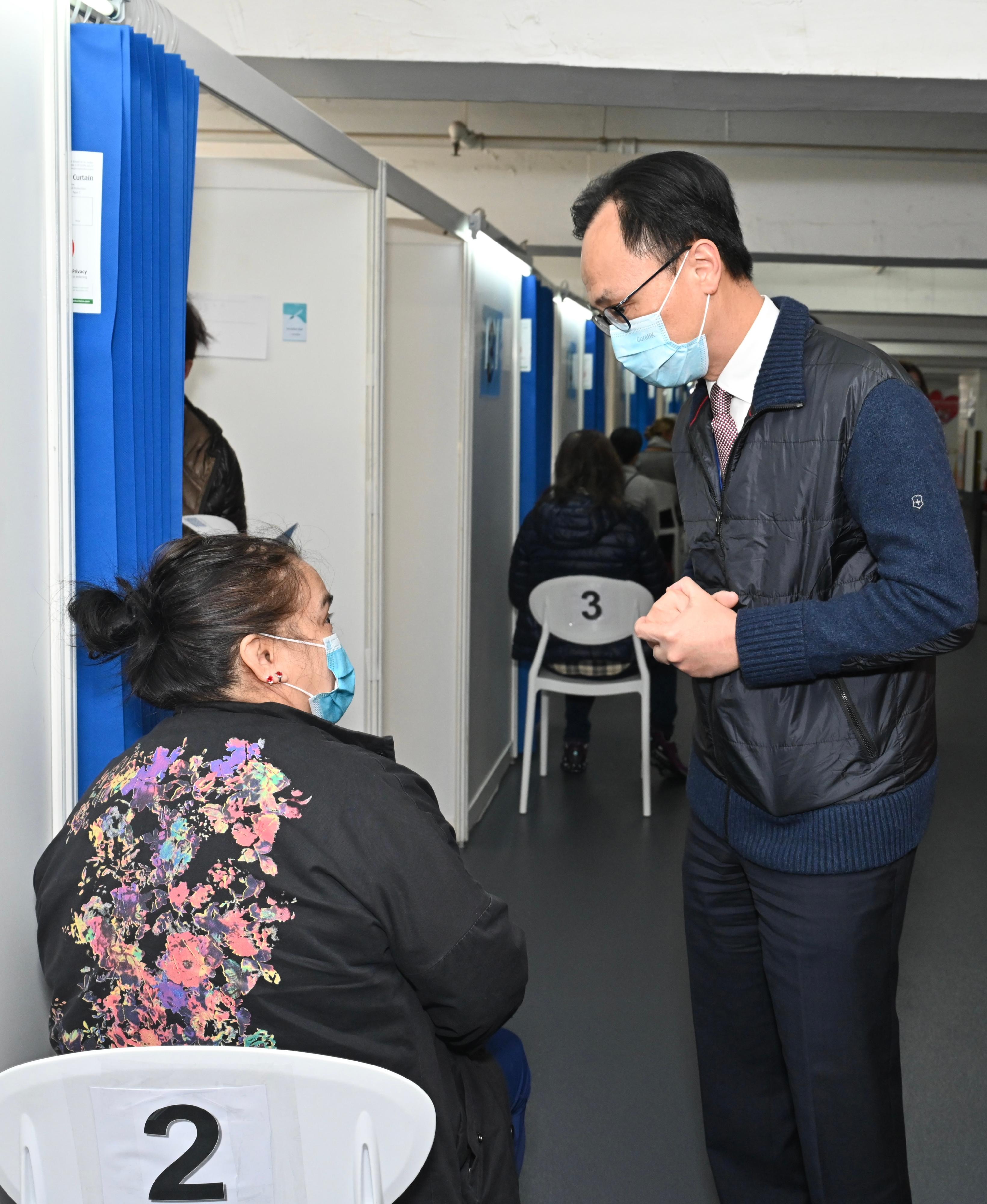 The Satellite Community Vaccination Centre in Leighton Centre in Causeway Bay came into operation today (February 11) to provide the BioNTech vaccination service to members of the public. Photo shows the Secretary for the Civil Service, Mr Patrick Nip (right), chatting with a member of the public awaiting vaccination.