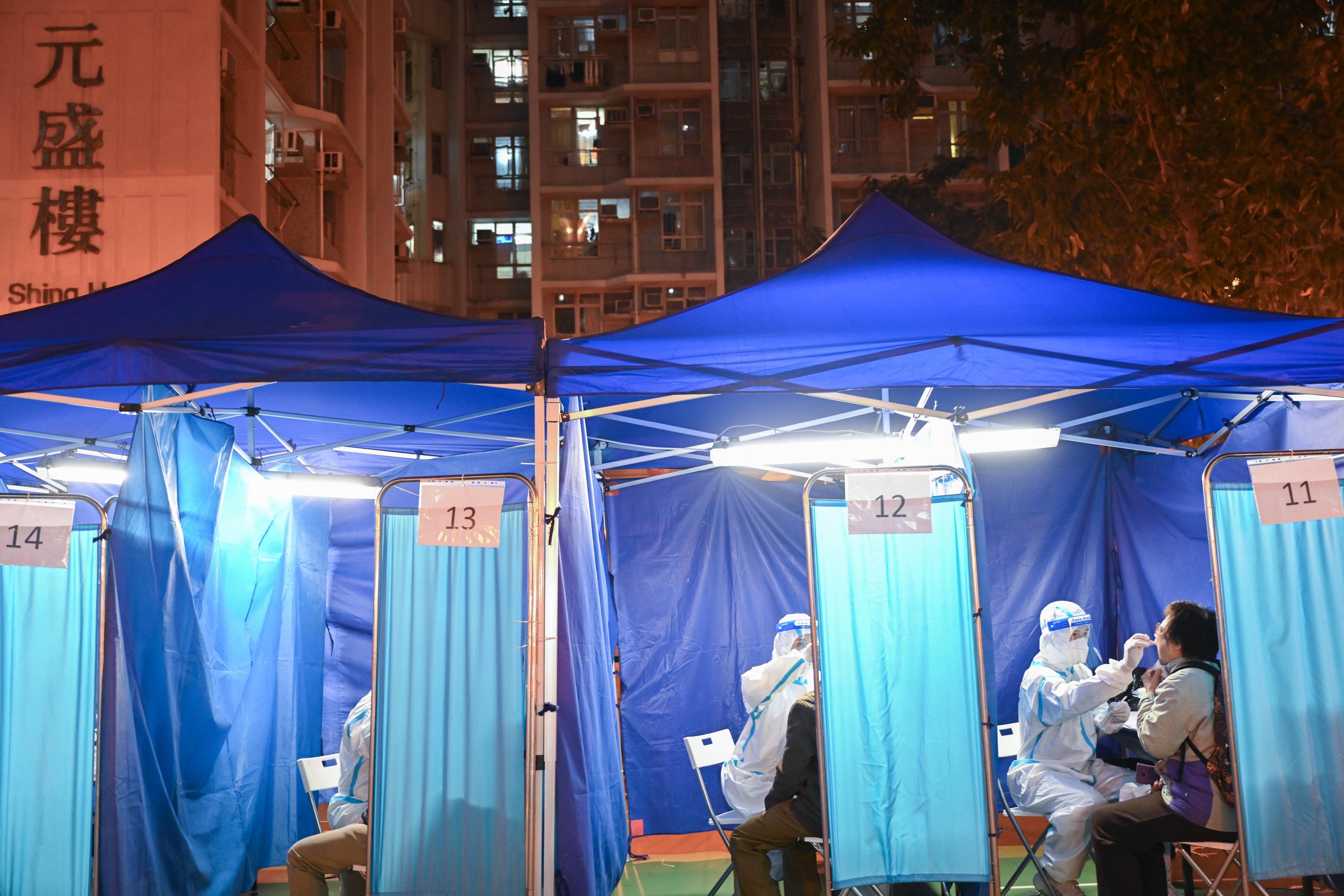The Government yesterday (February 11) made a "restriction-testing declaration" and issued a compulsory testing notice in respect of Un Shing House, Un Chau Estate, Sham Shui Po. Photo shows the affected persons being arranged for testing.