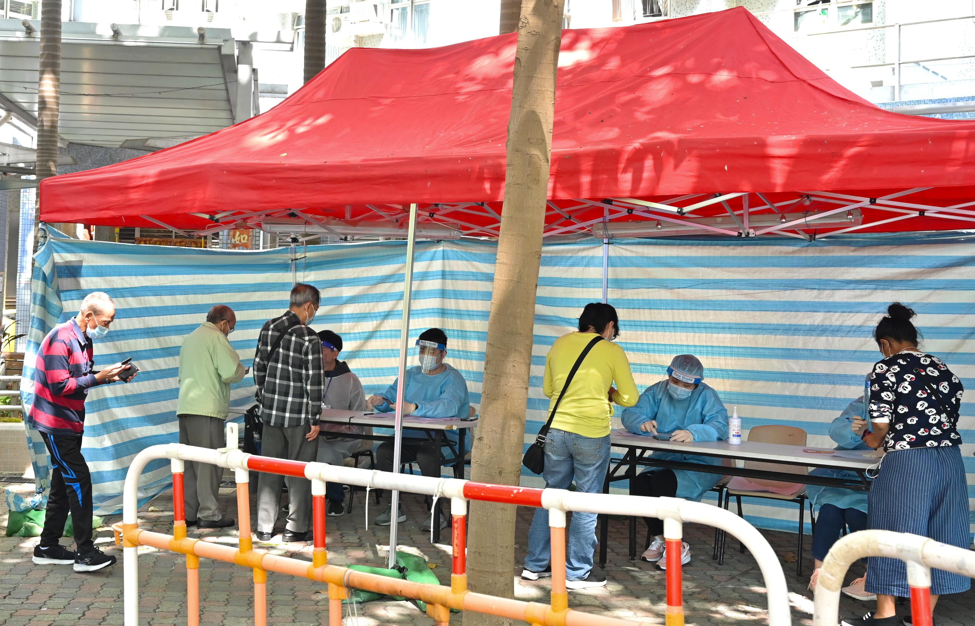 The Government on February 11 made a "restriction-testing declaration" and issued a compulsory testing notice in respect of Un Shing House, Un Chau Estate. Photo shows staff members of the Housing Department today (February 12) checking whether persons in the "restricted area" have undergone compulsory testing.