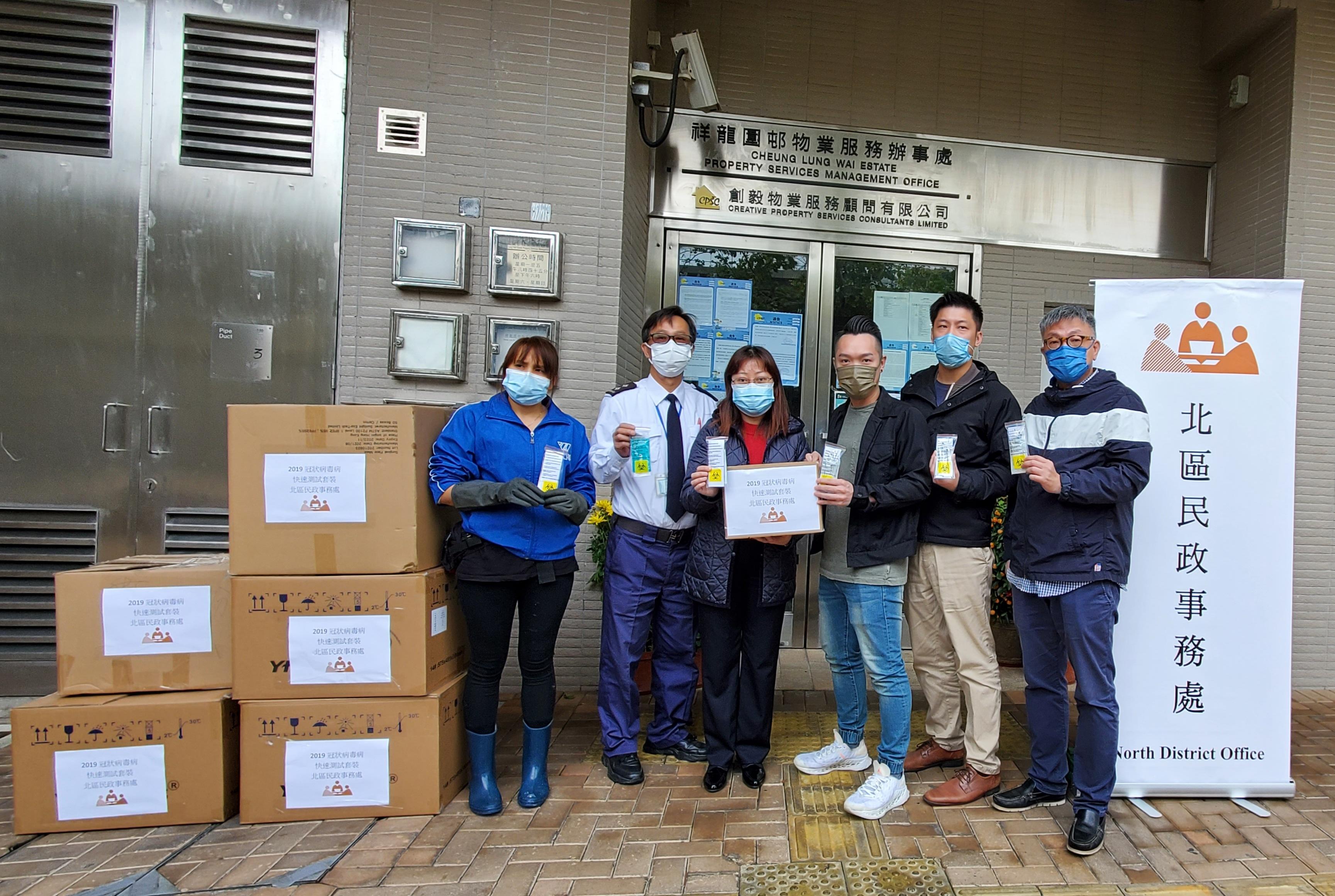The North District Office today (February 12) distributed rapid test kits to households, cleansing workers and property management staff living and working in Ching Cheung House and King Cheung House for voluntary testing through the property services management office of Cheung Lung Wai Estate.